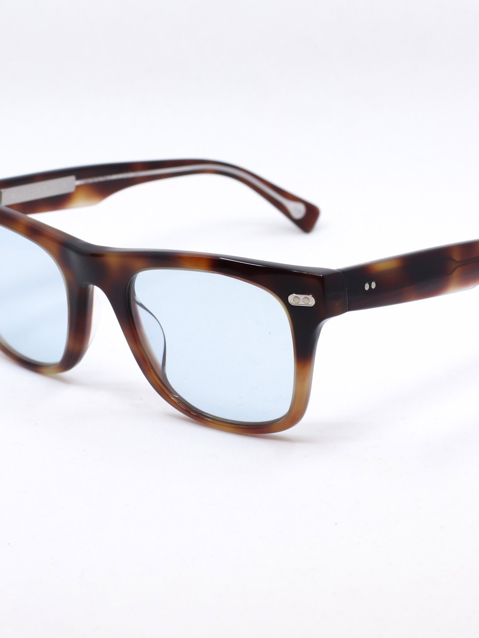 Solbrille med brun ramme og blå glass