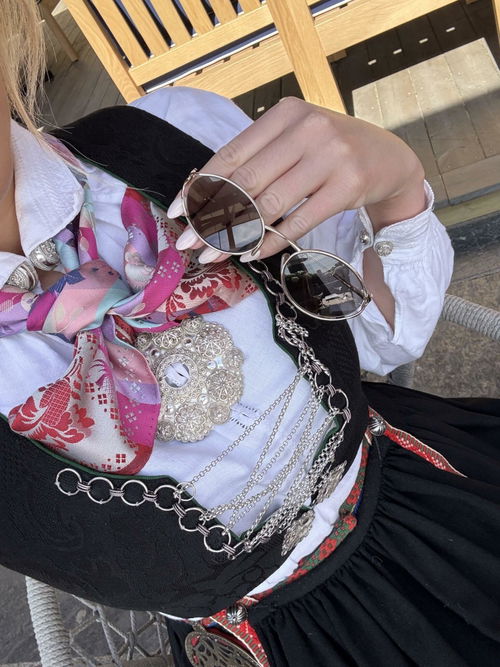 Metall solbrille fra Miu Miu og dame i bunad