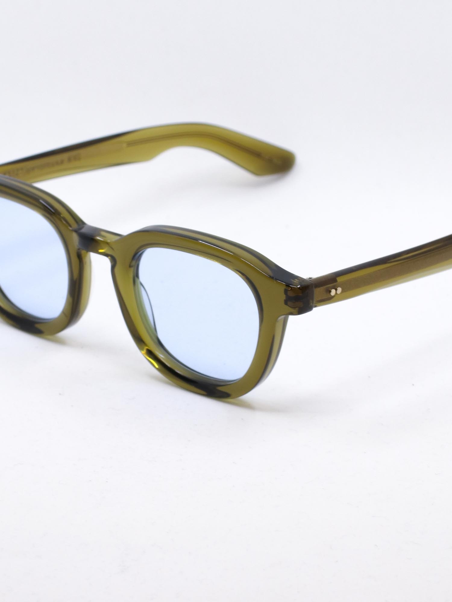 Grønn solbrille med lys blå glass