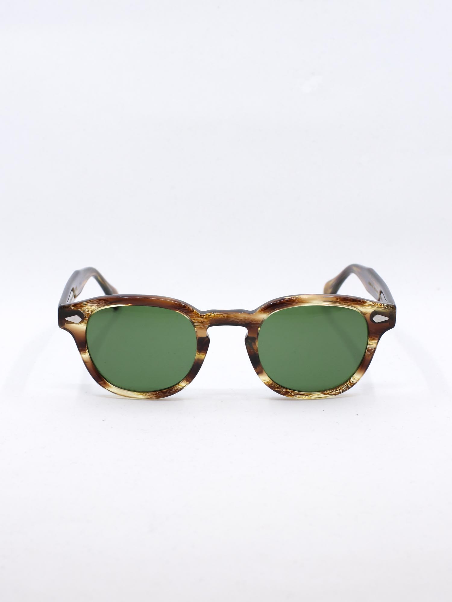 Solbrille med brun ramme og grønne glass
