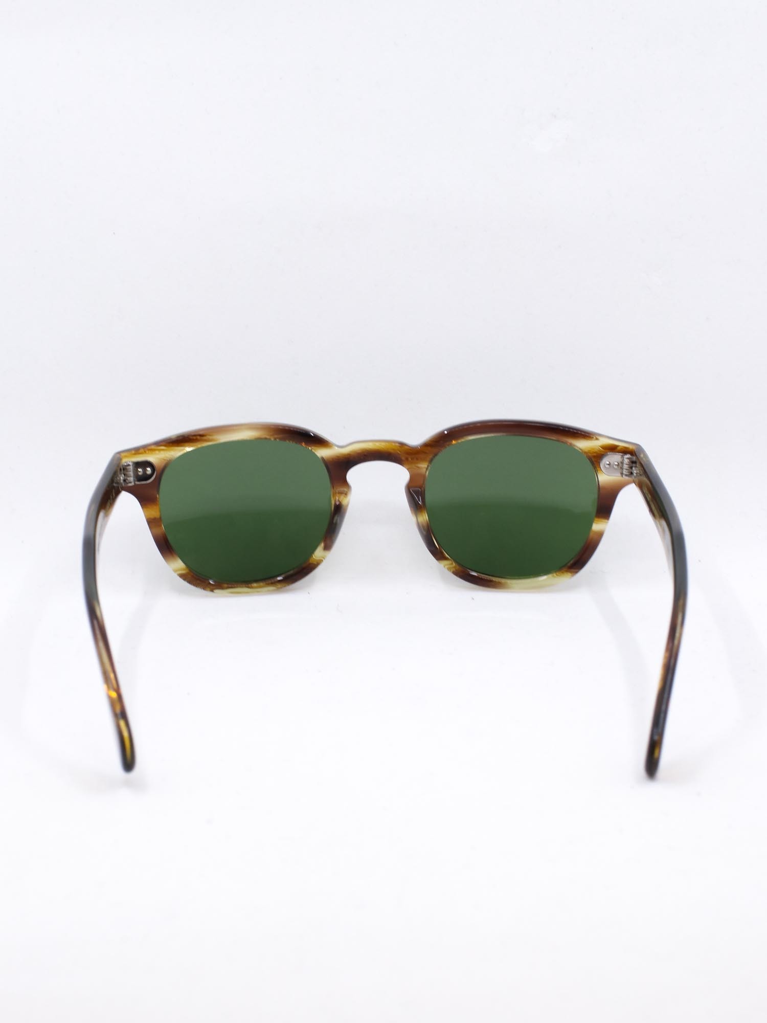 Solbrille med brun ramme og grønne glass