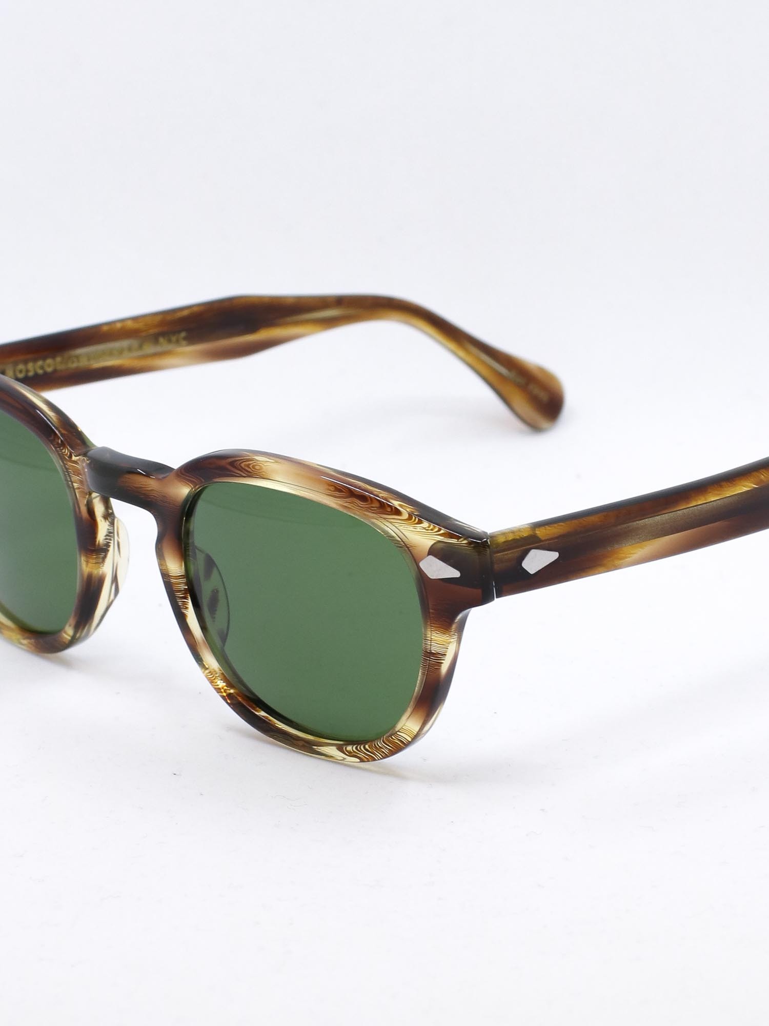 Solbrille med brun ramme og grønne glass
