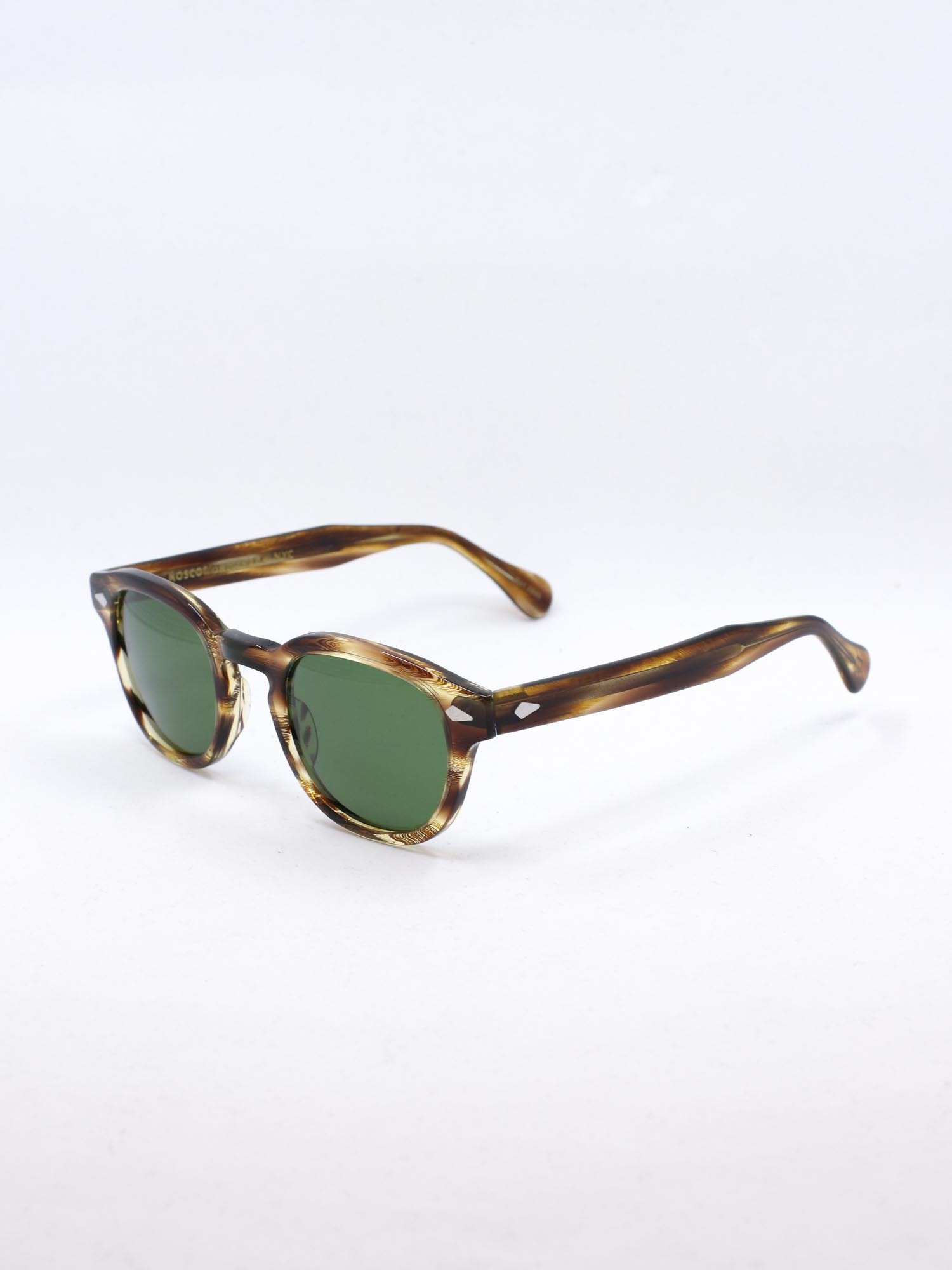 Solbrille med brun ramme og grønne glass