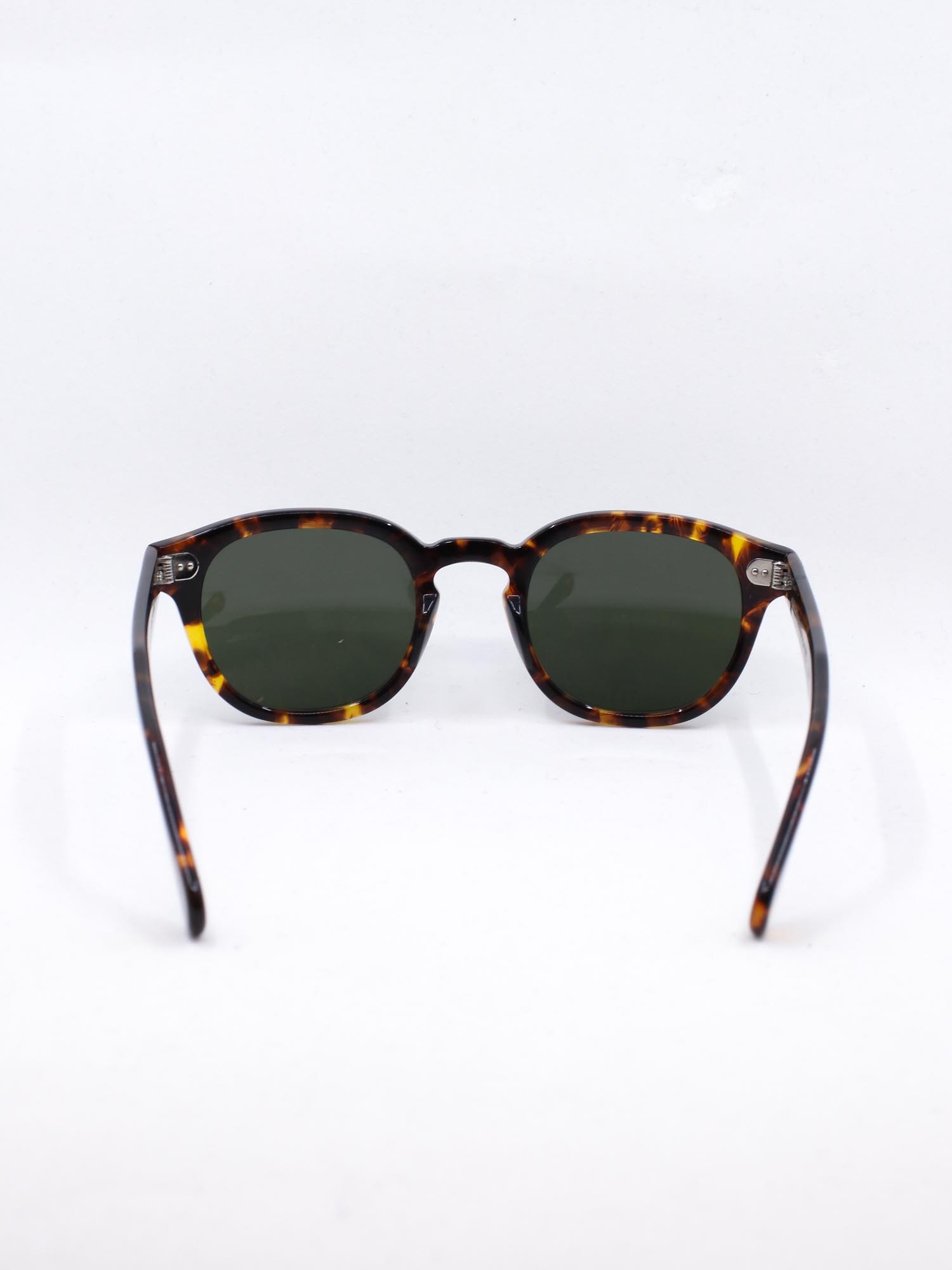 Solbrille i brun farge