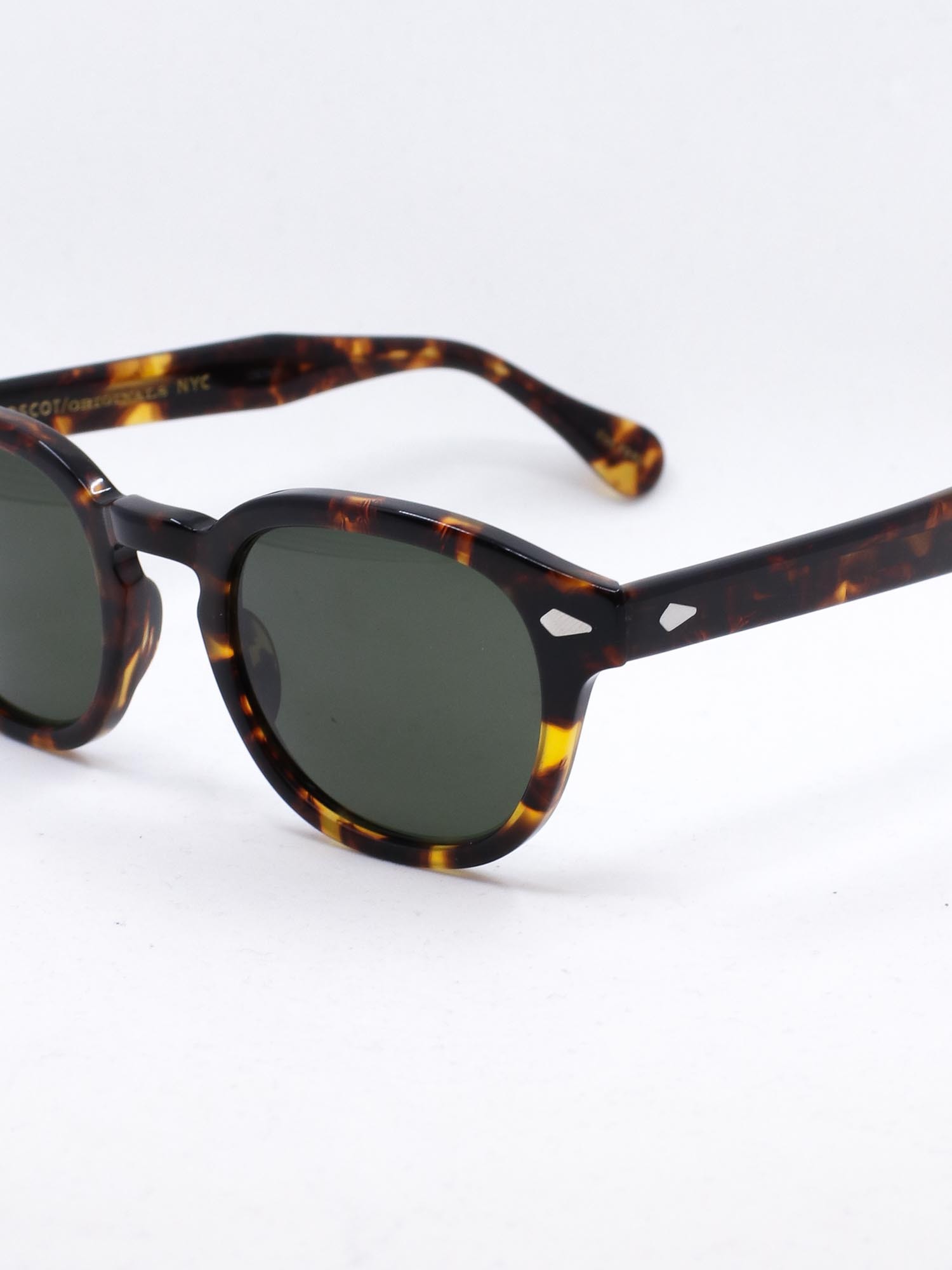 Solbrille i brun farge