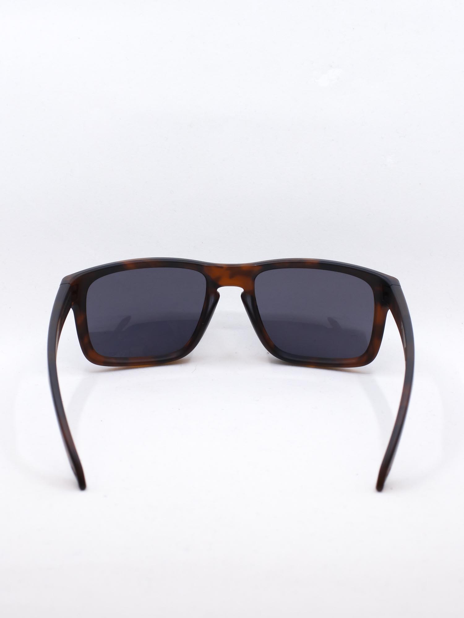 Firkantet solbrille i brun farge