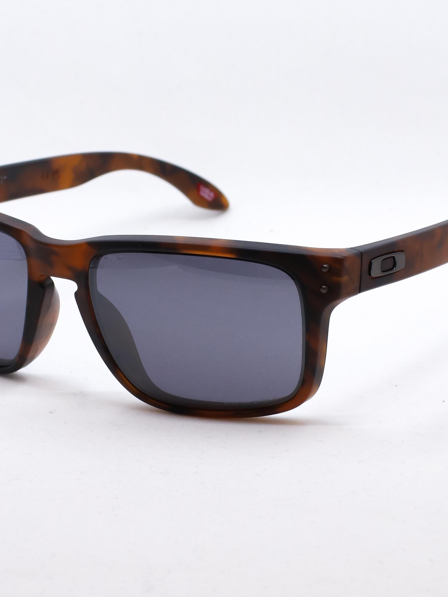 Firkantet solbrille i brun farge