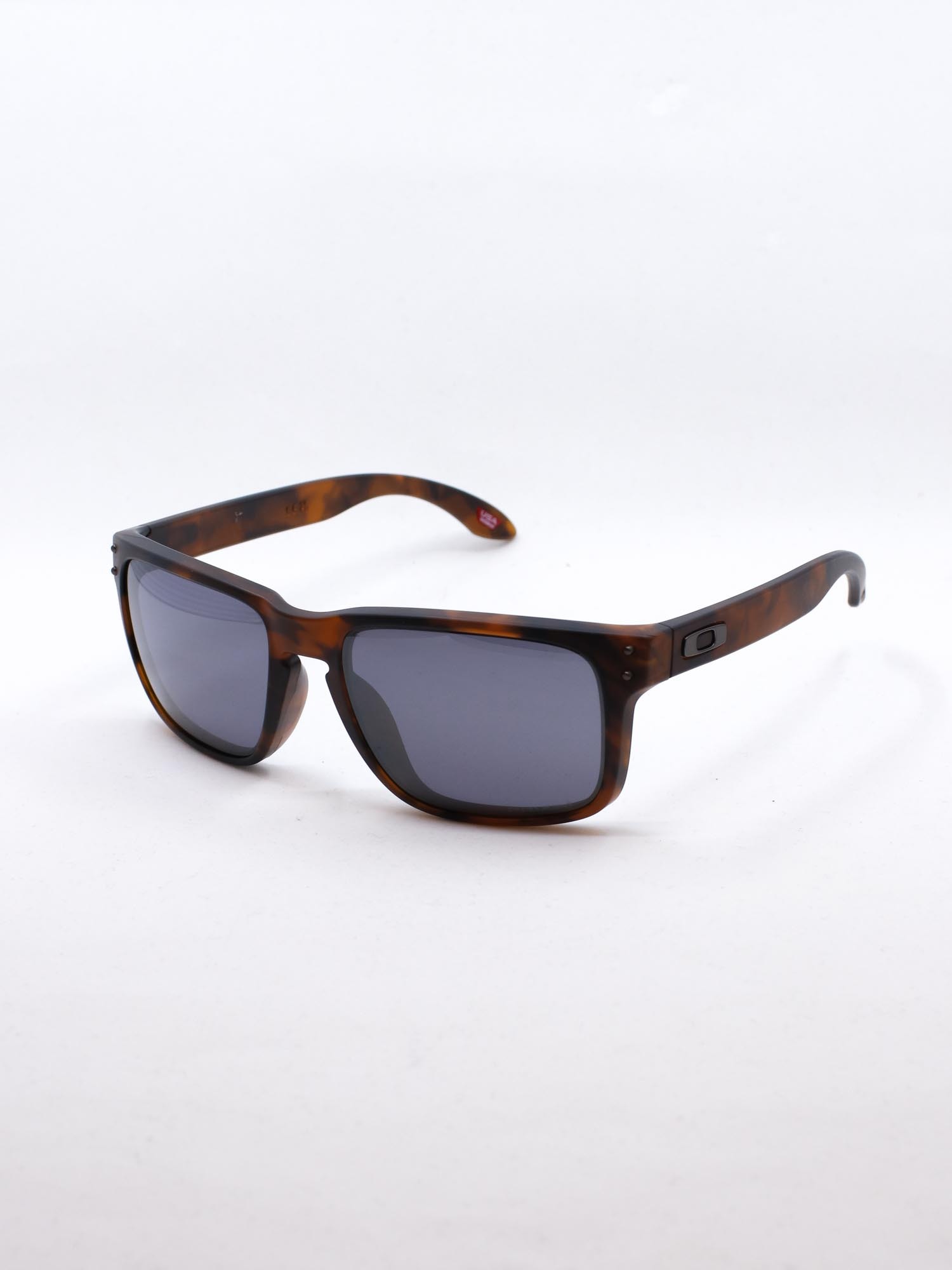 Firkantet solbrille i brun farge