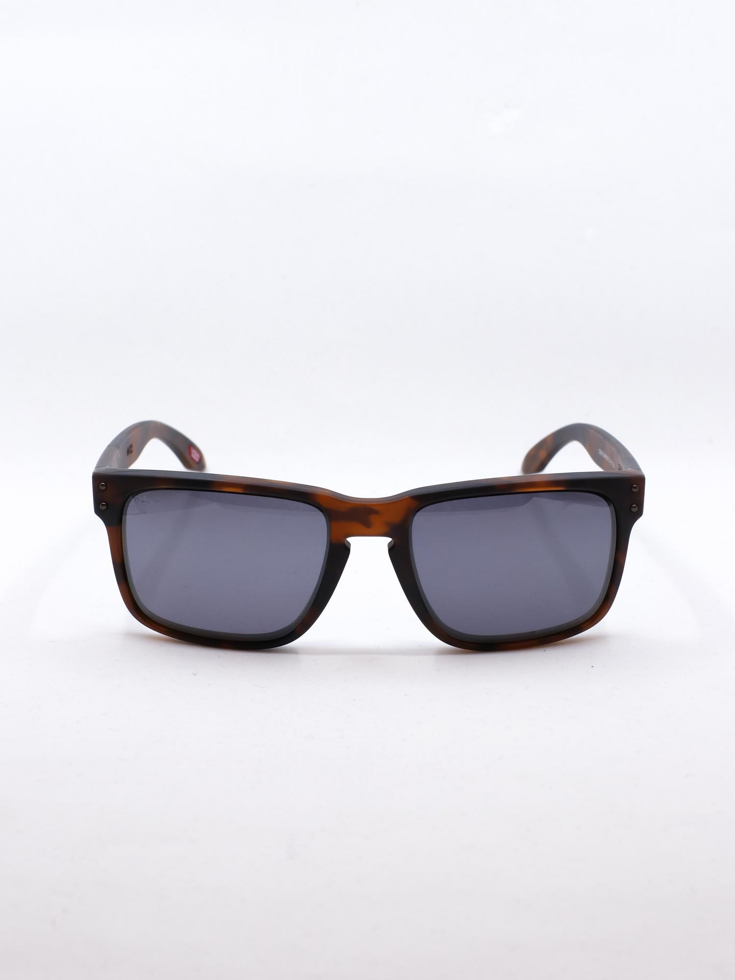 Firkantet solbrille i brun farge
