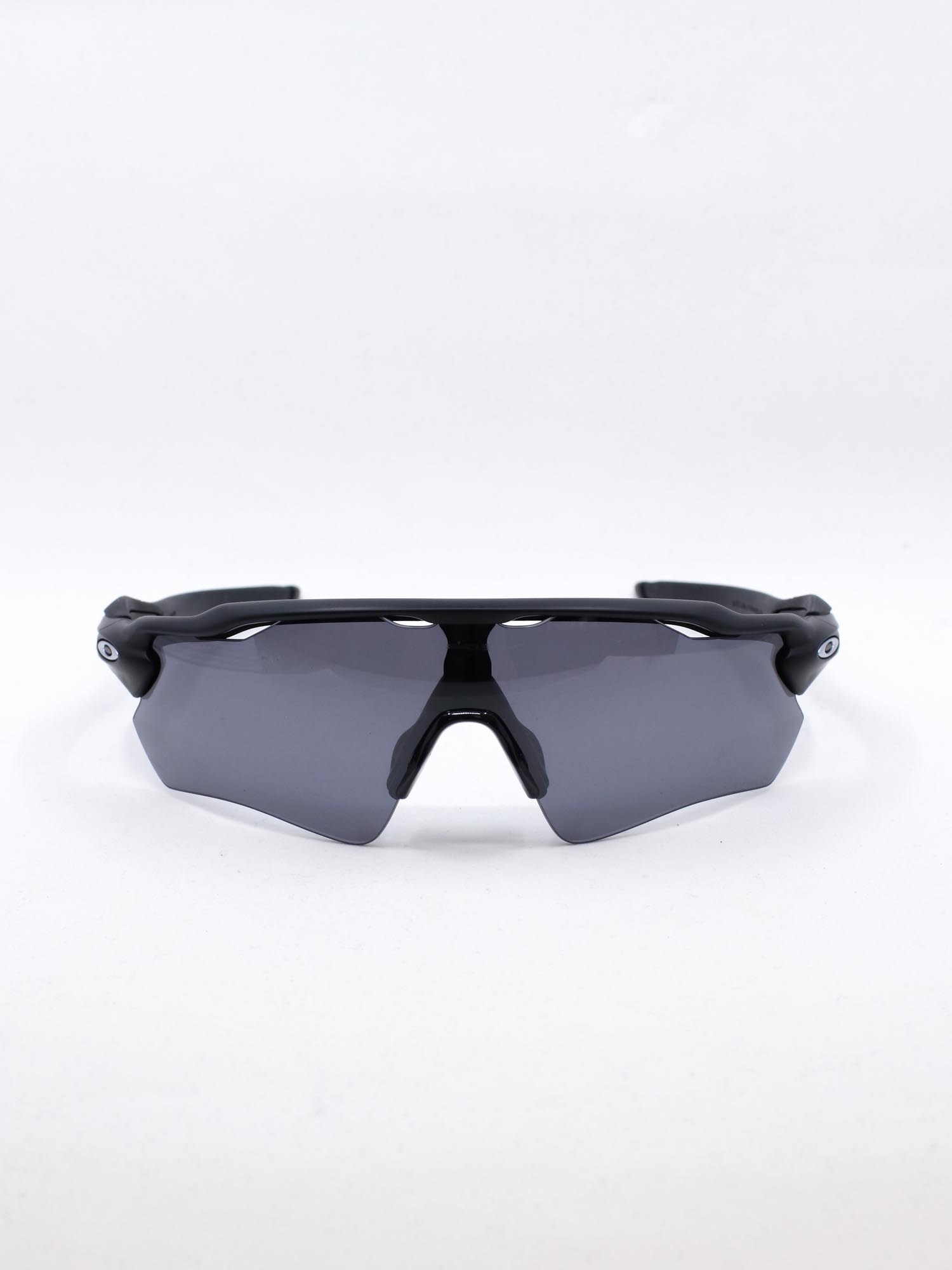 Sportssolbrille i svart