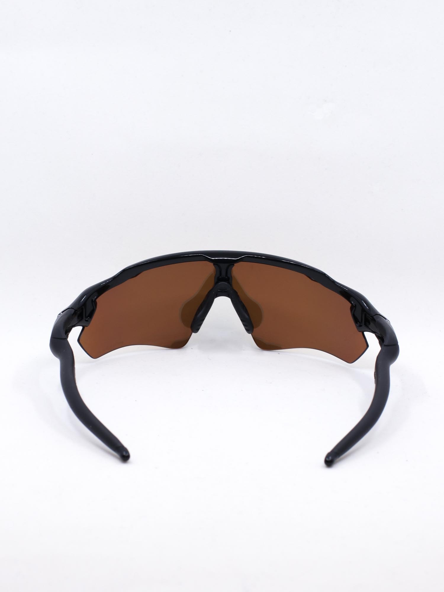 Sportsbrille i sort med gull glass.