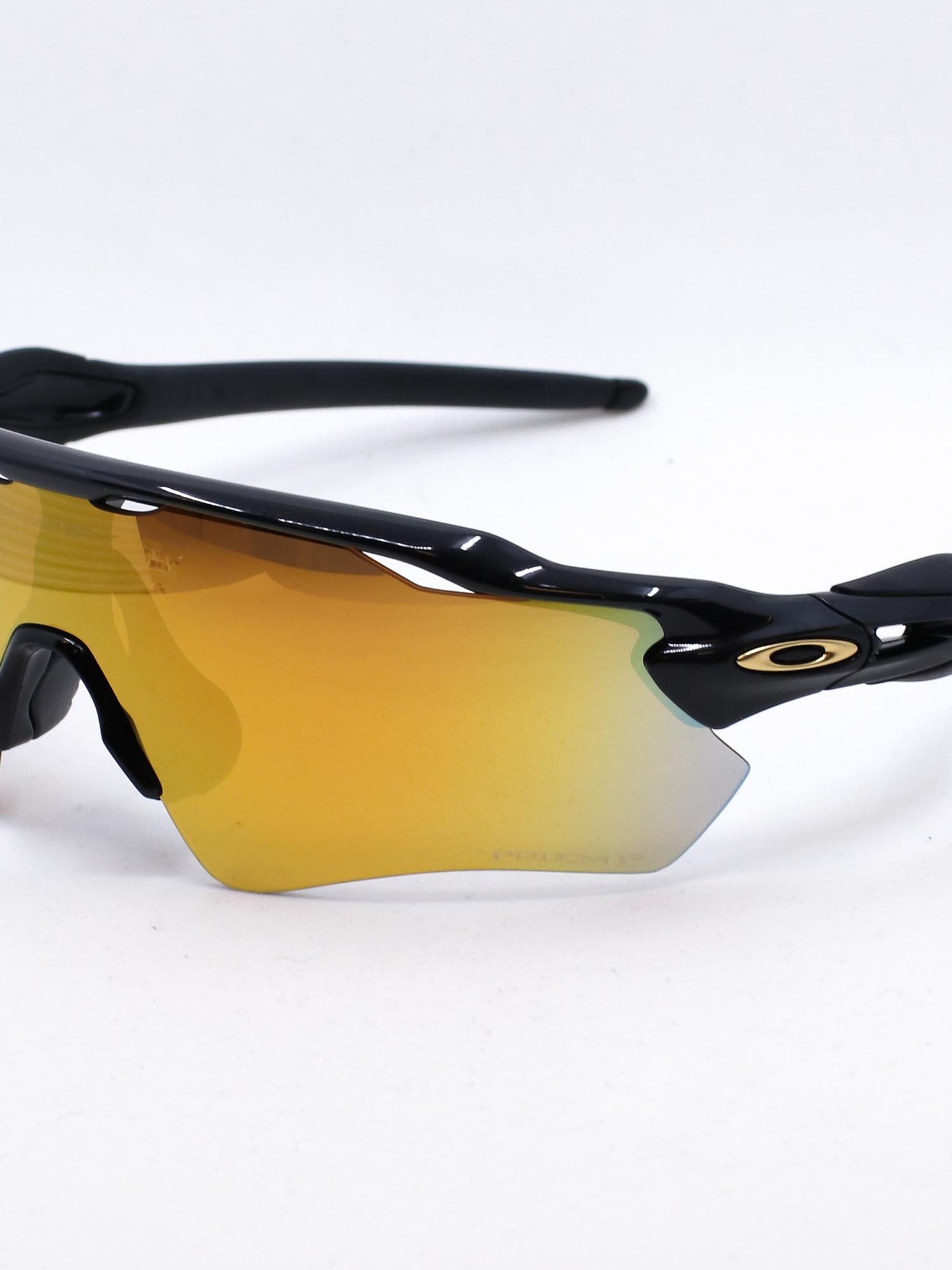 Sportsbrille i sort med gull glass.