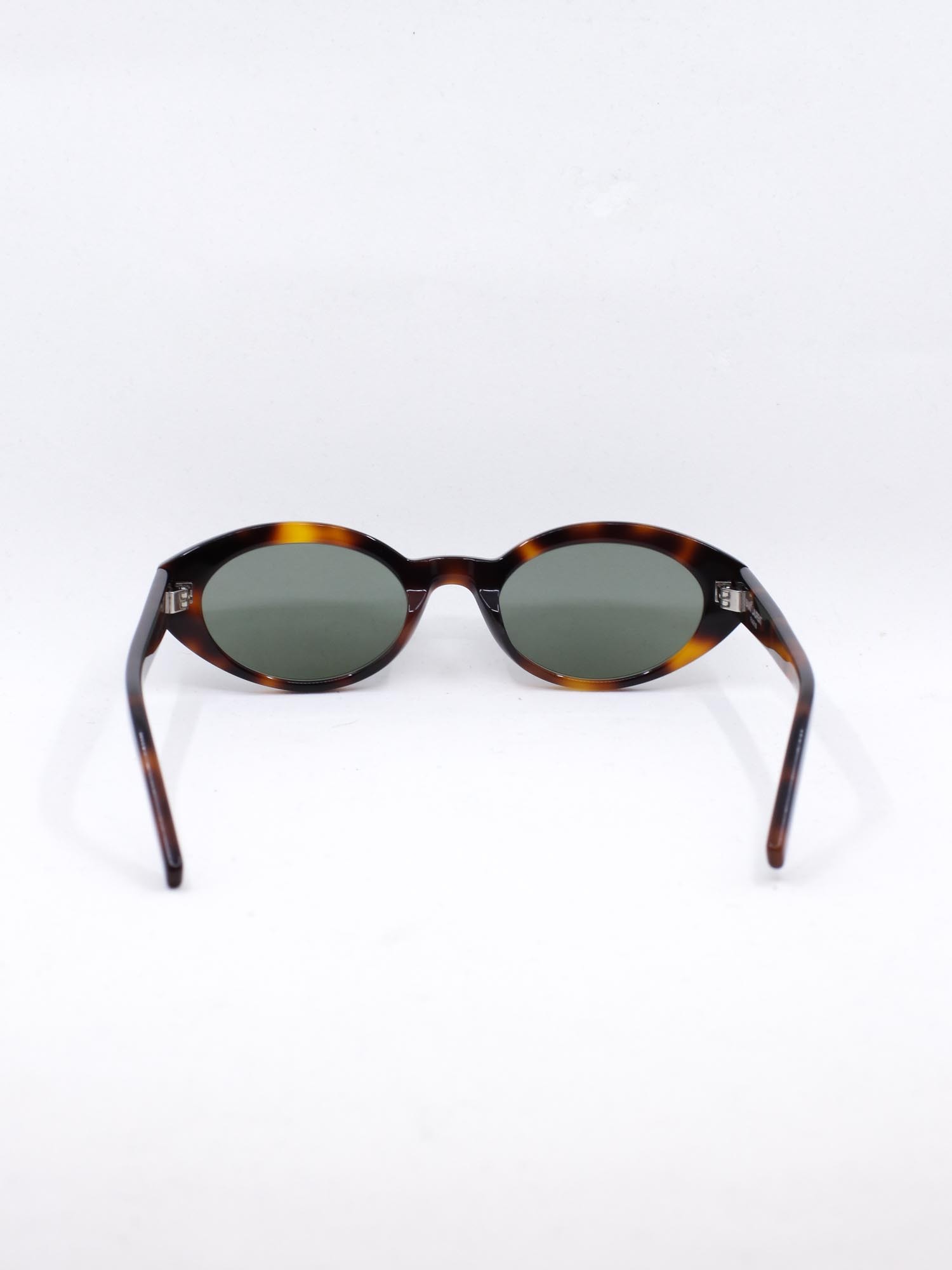 Oval solbrille i brun farge