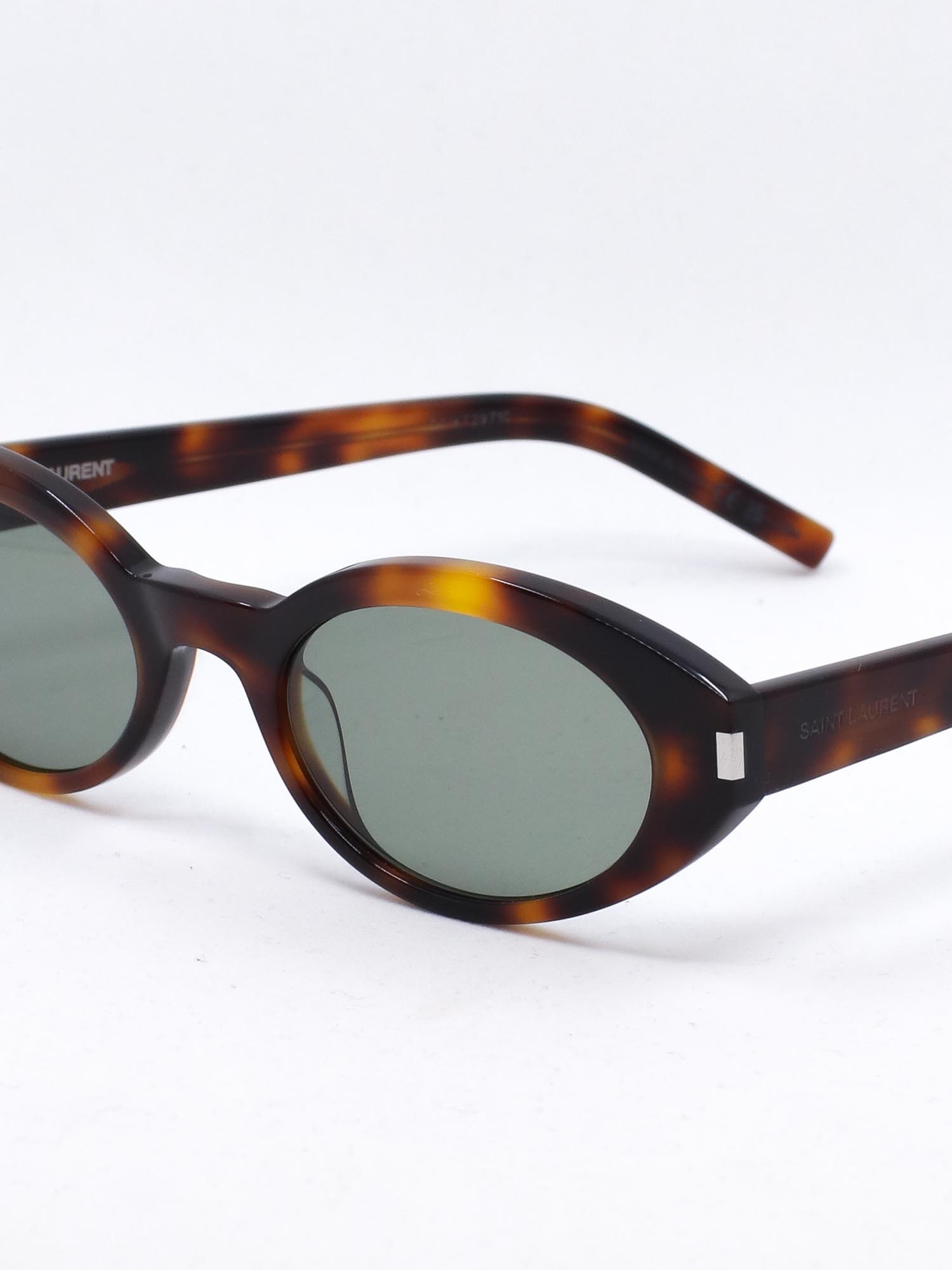 Oval solbrille i brun farge