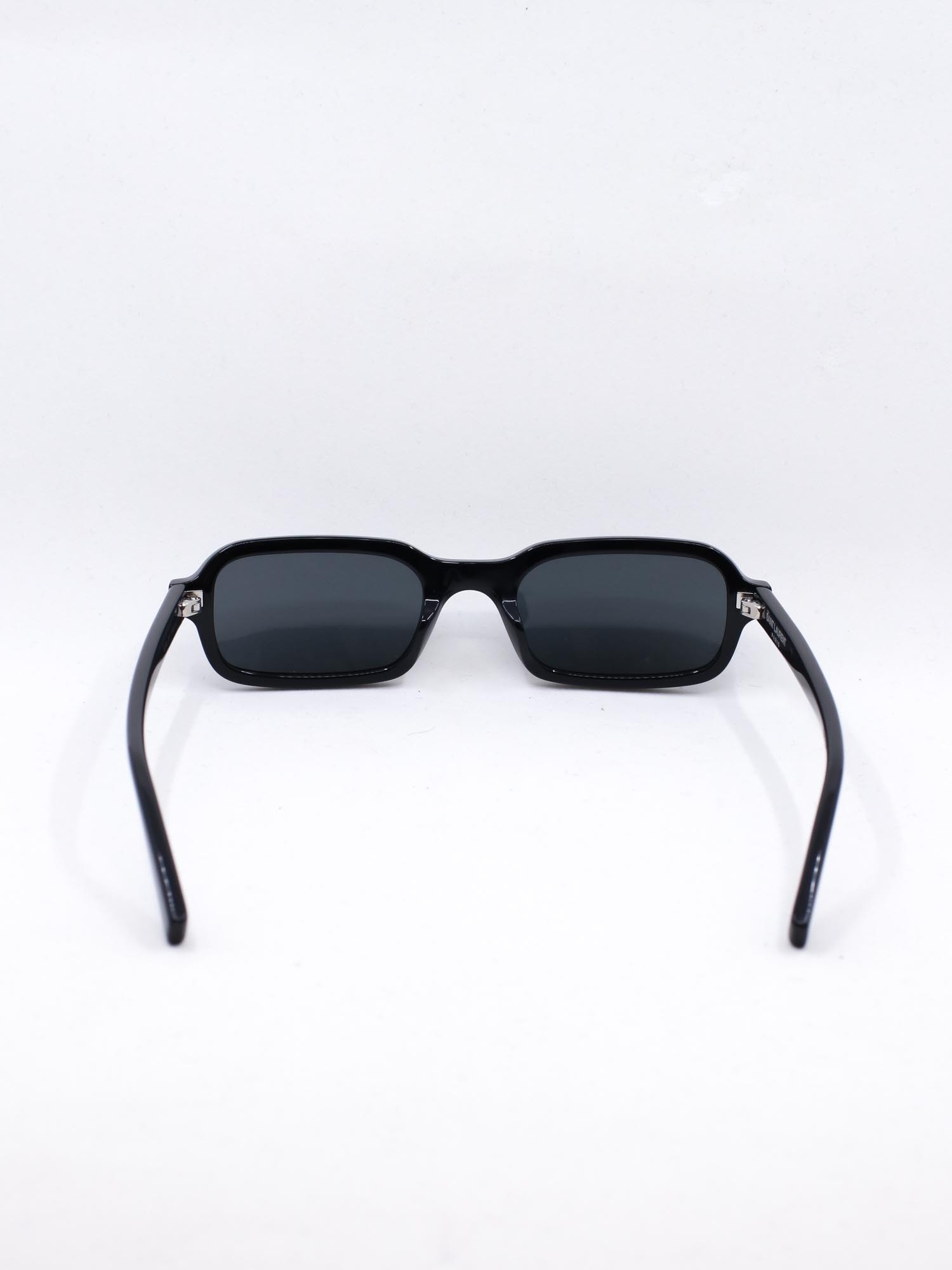 Smal solbrille i svart farge