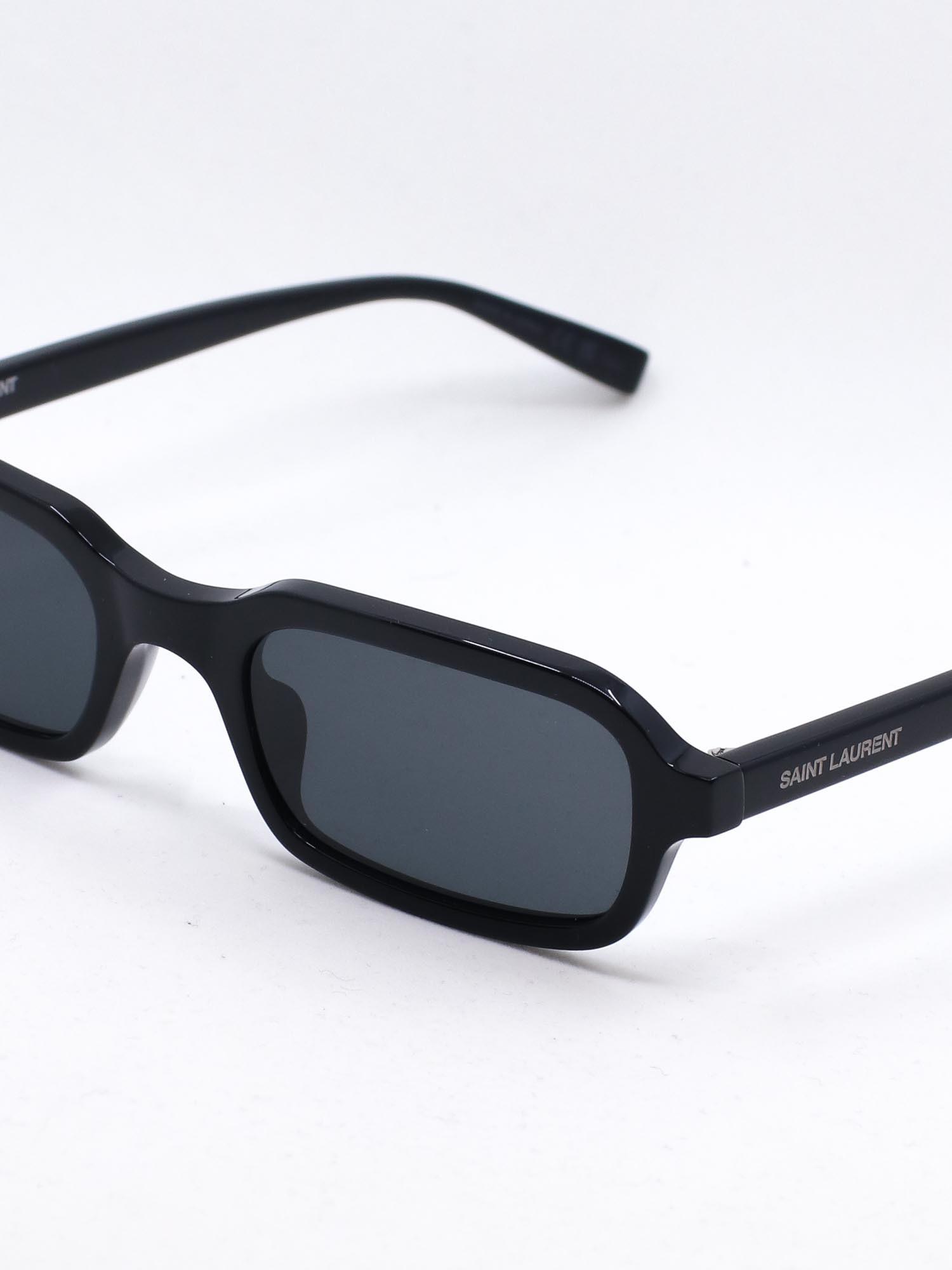 Smal solbrille i svart farge