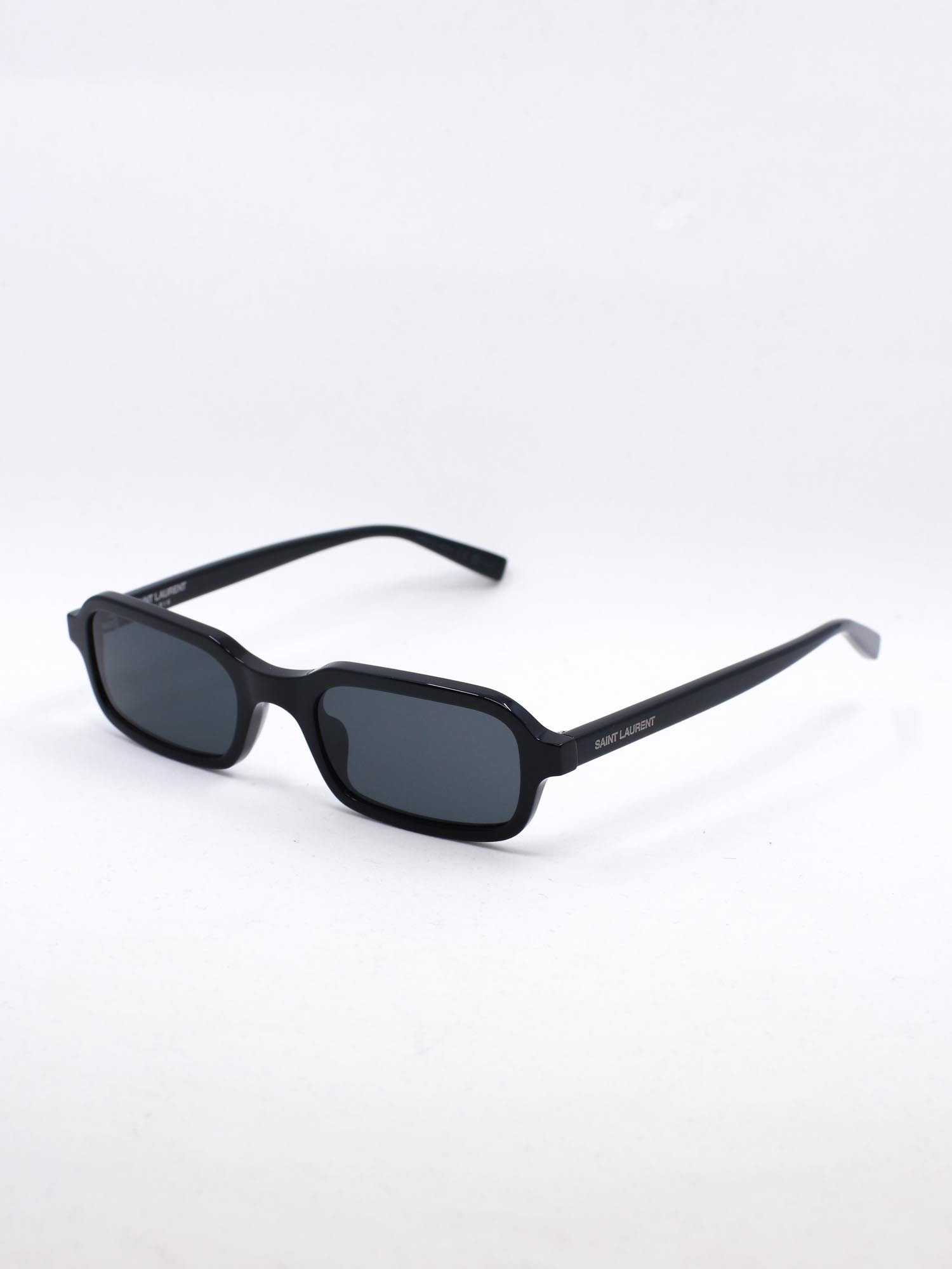 Smal solbrille i svart farge