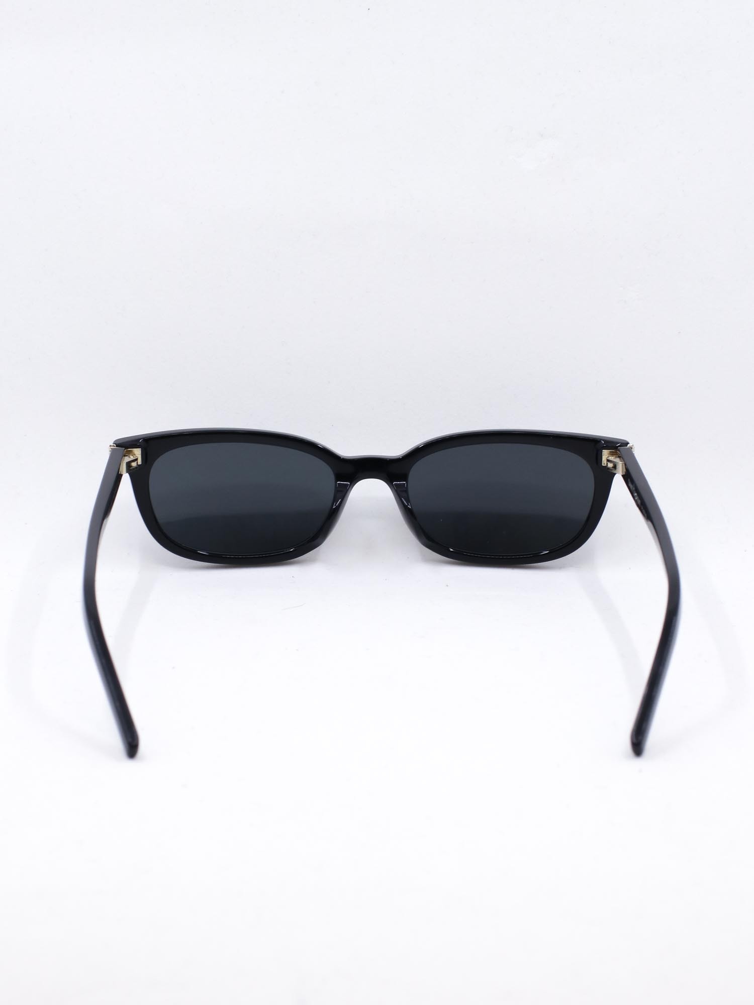 Smal solbrille i svart farge