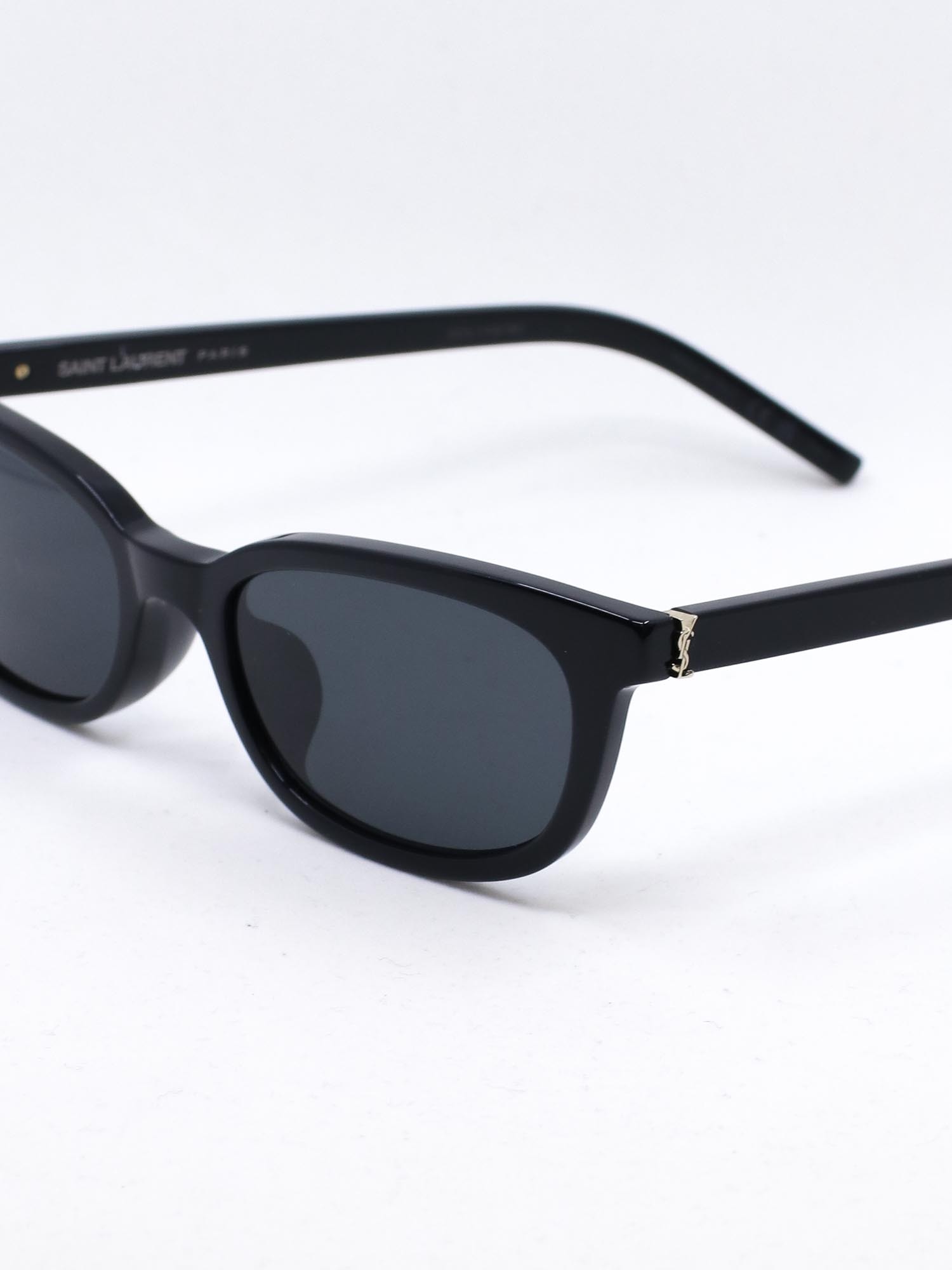 Smal solbrille i svart farge
