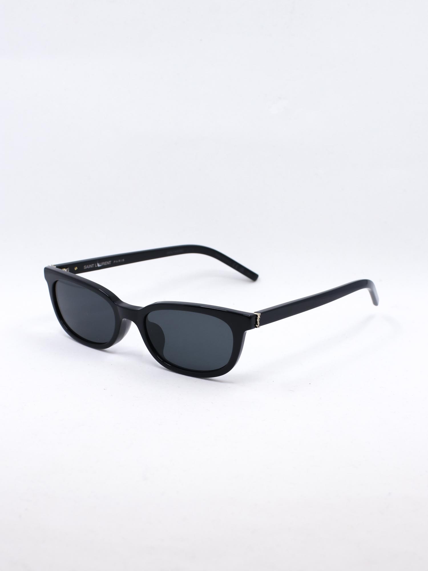 Smal solbrille i svart farge
