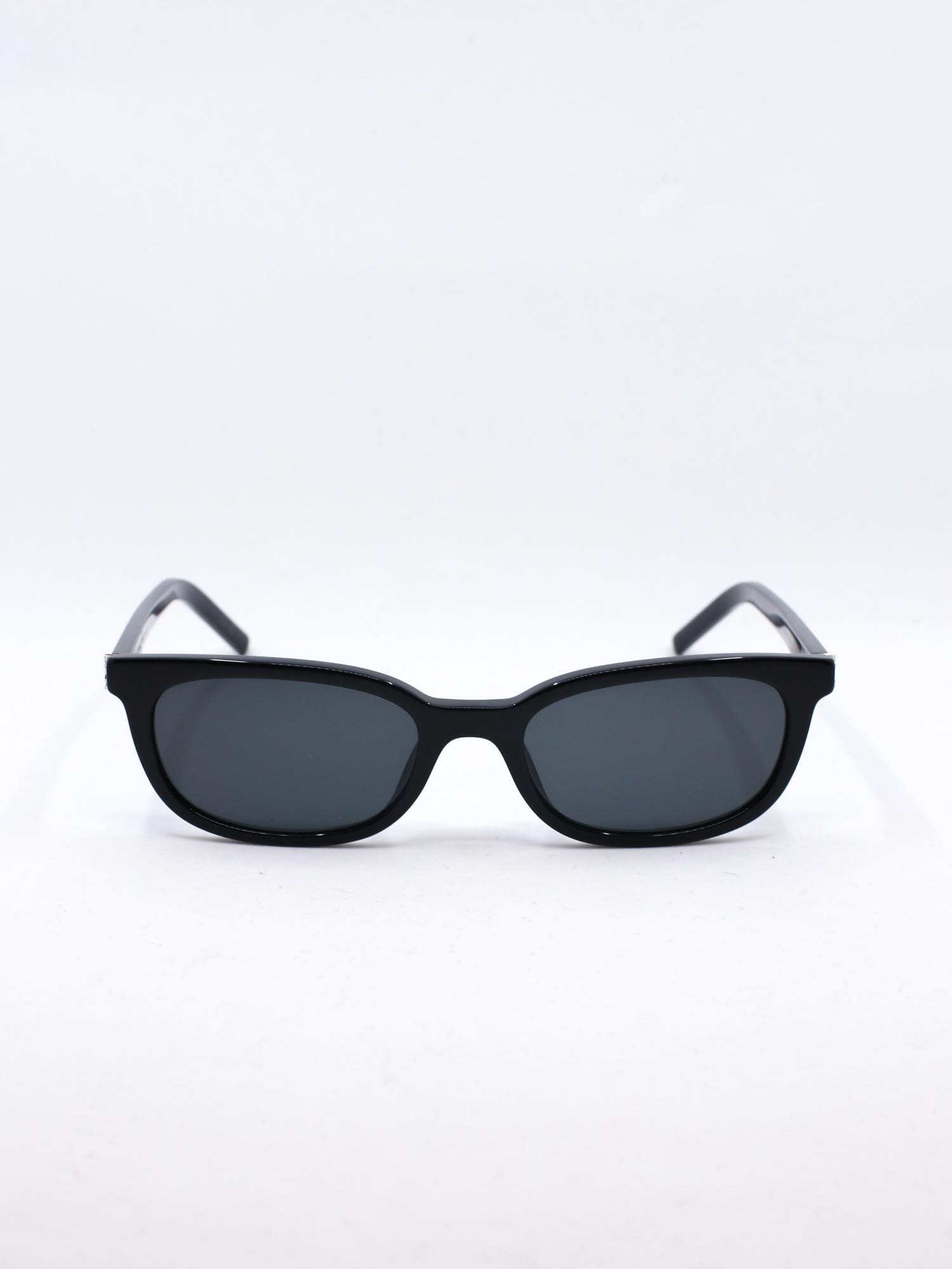 Smal solbrille i svart farge