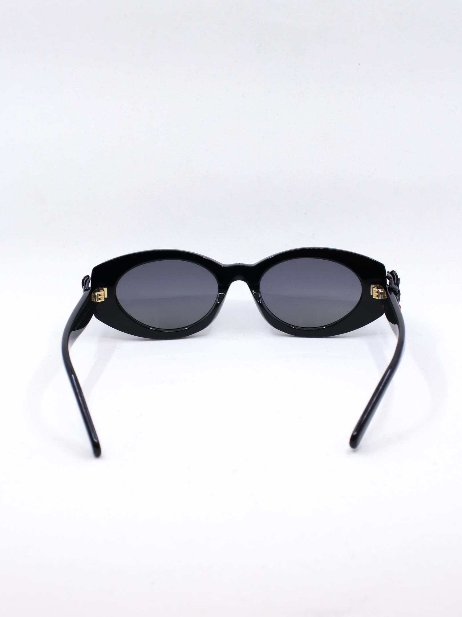 Solbrille med unikt design med trebladet kløver og en liten marihøne