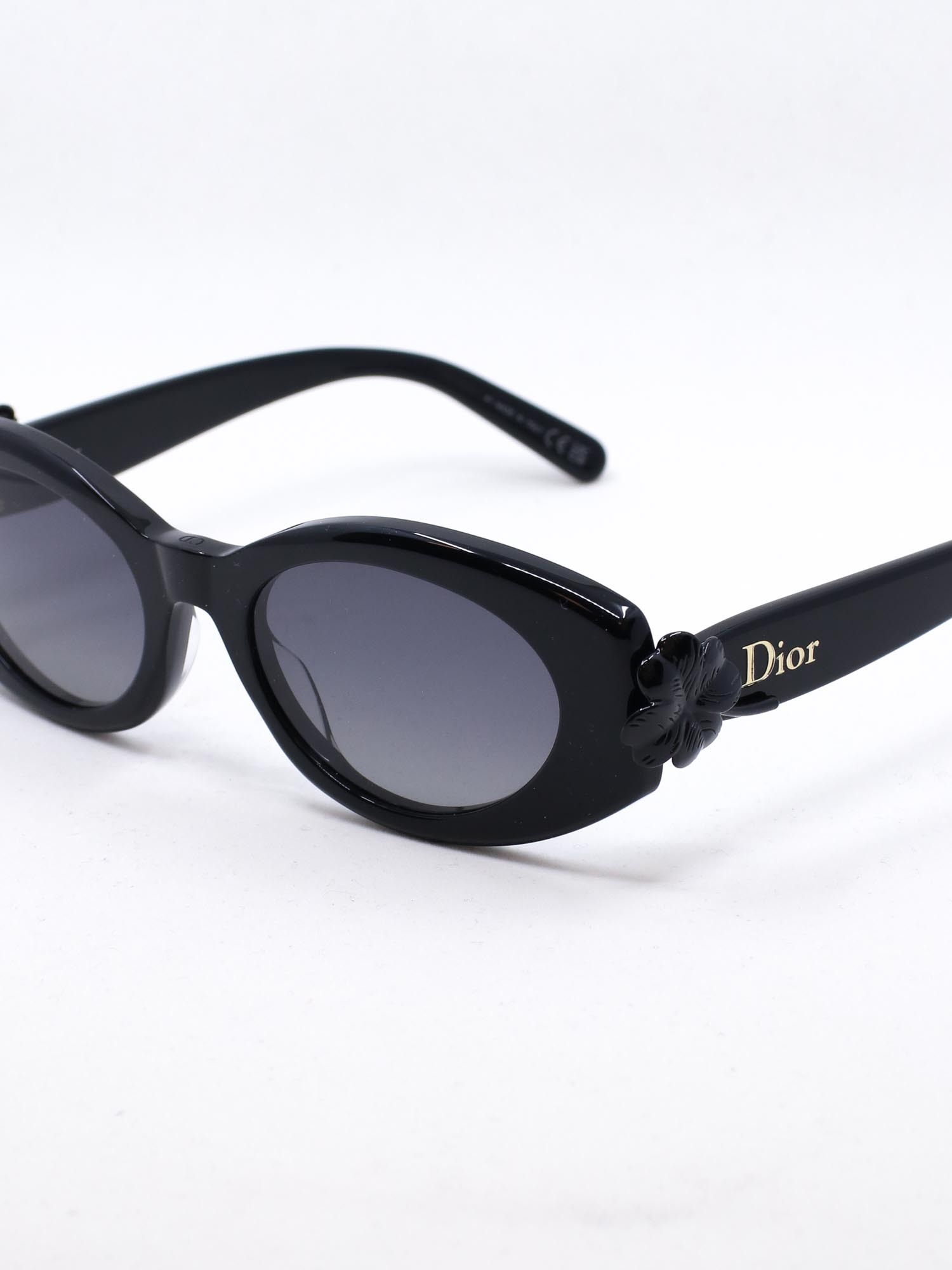 Solbrille med unikt design med trebladet kløver og en liten marihøne