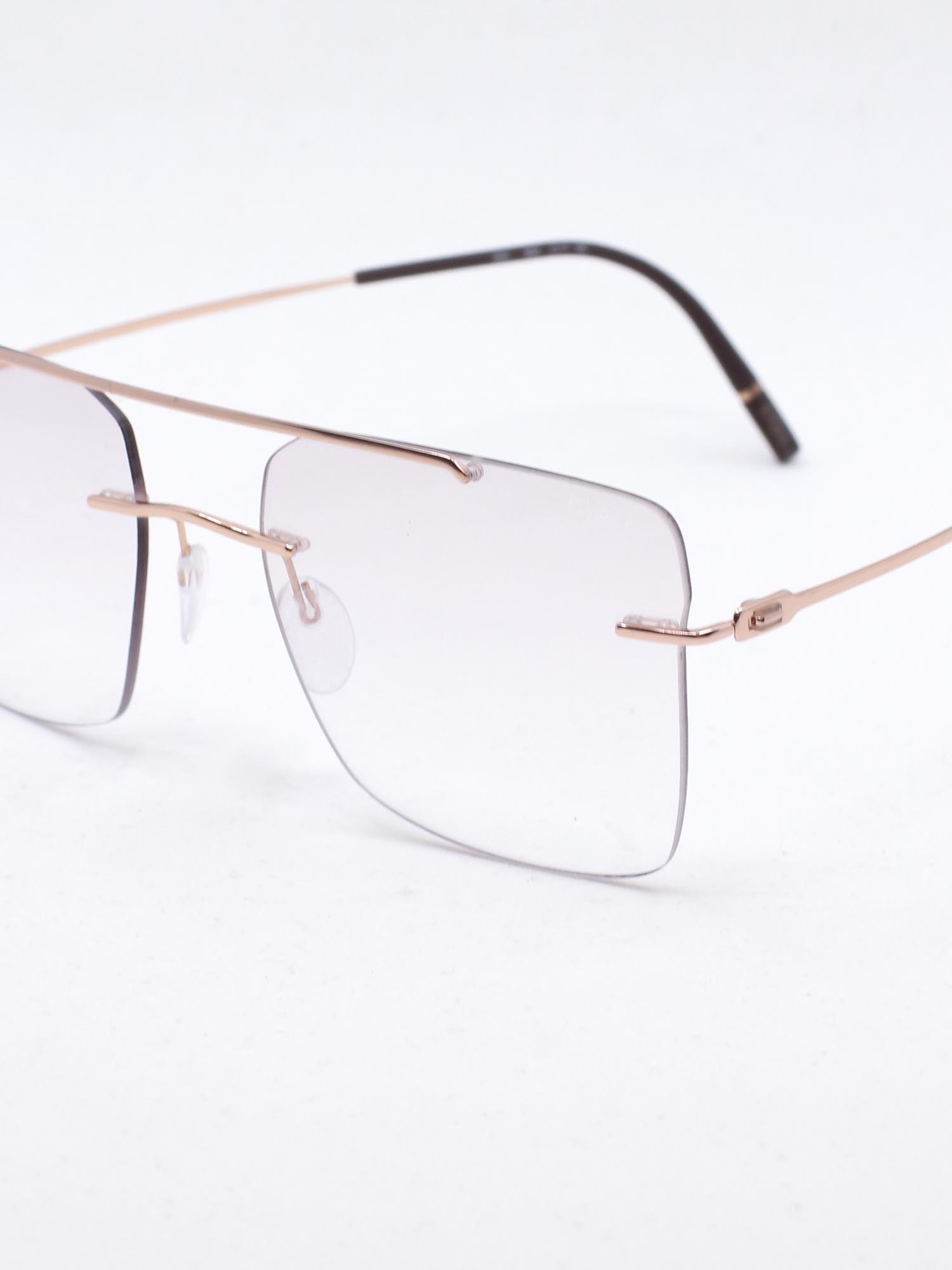 En nett innfatning med duse rosa glass og pilotfasong