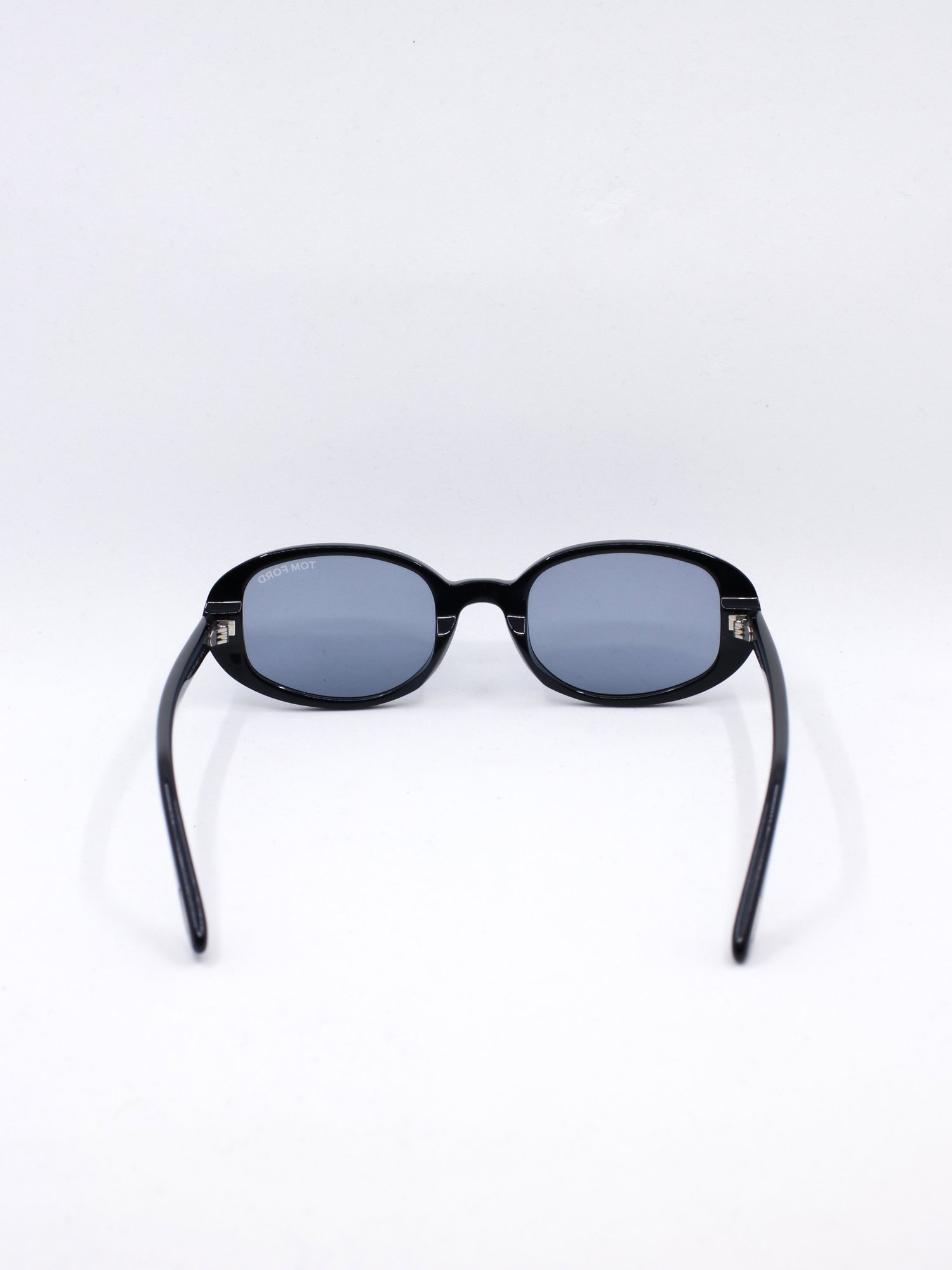 Oval solbrille med svart ramme og blå glass