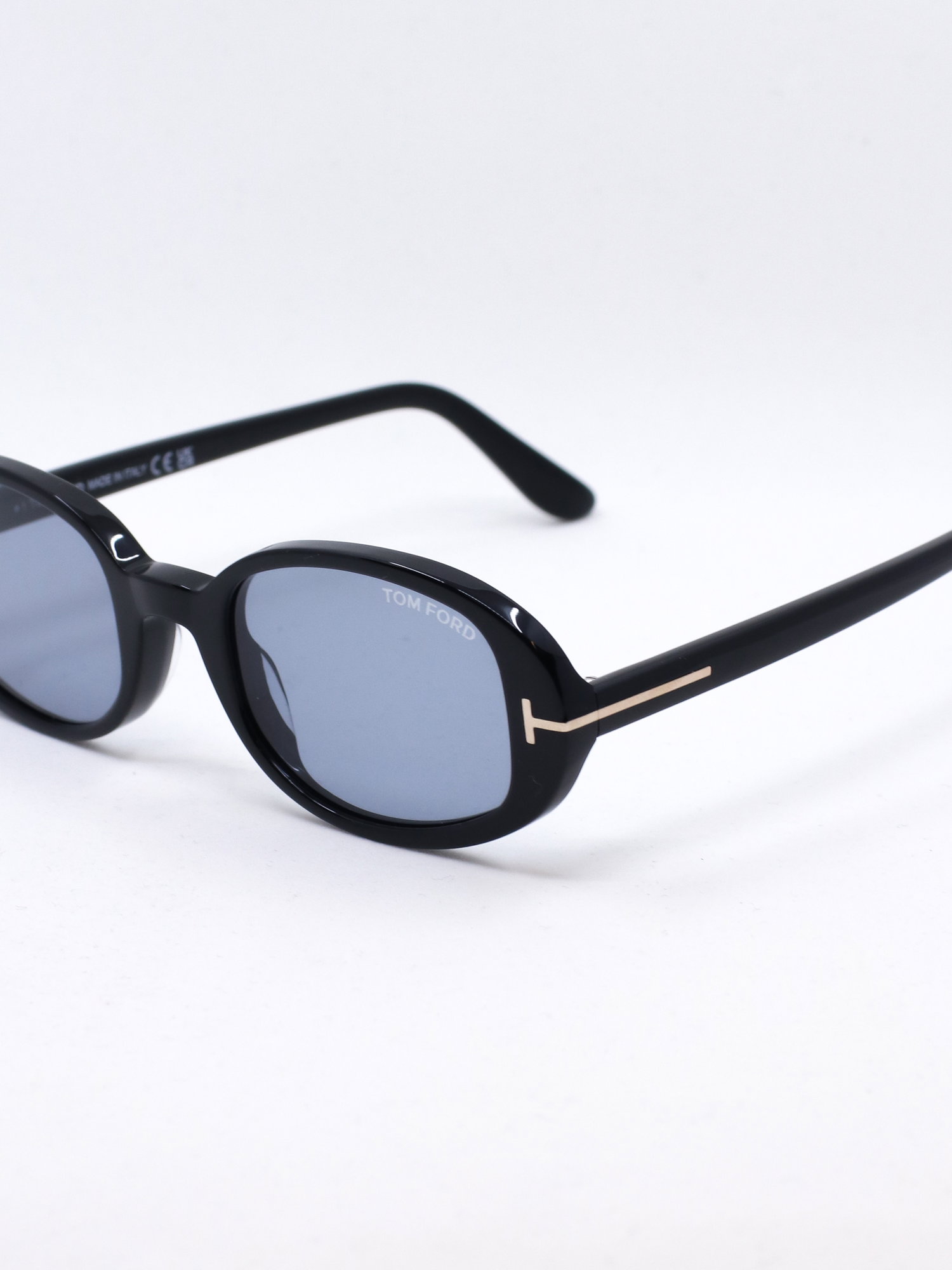 Oval solbrille med svart ramme og blå glass