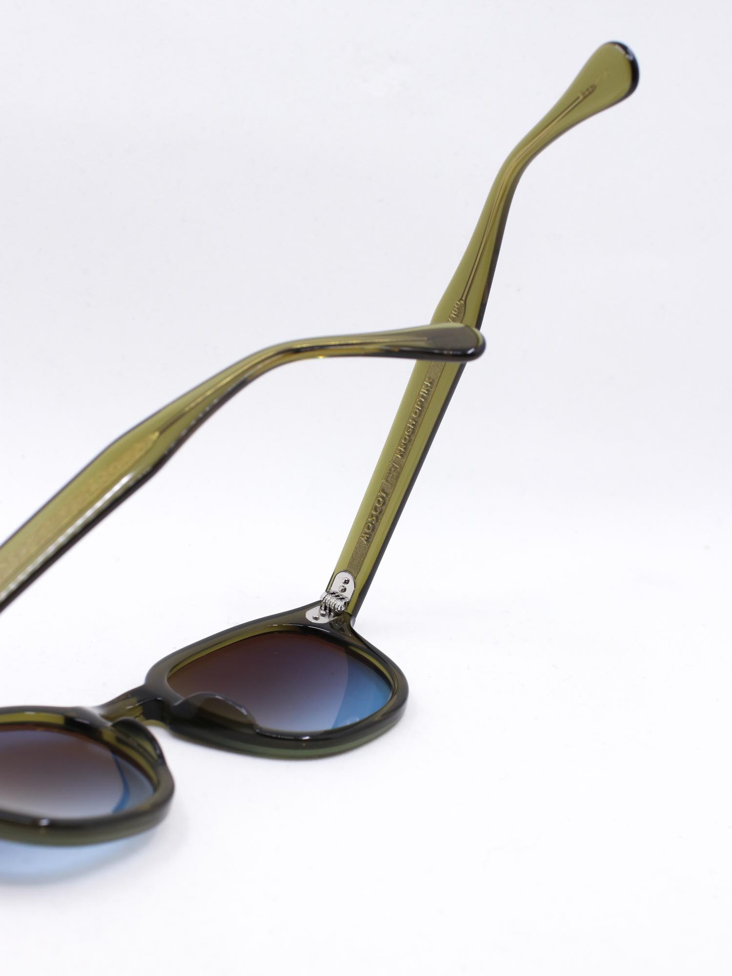 Rund solbrille med grønn ramme og blå graderte solbrilleglass