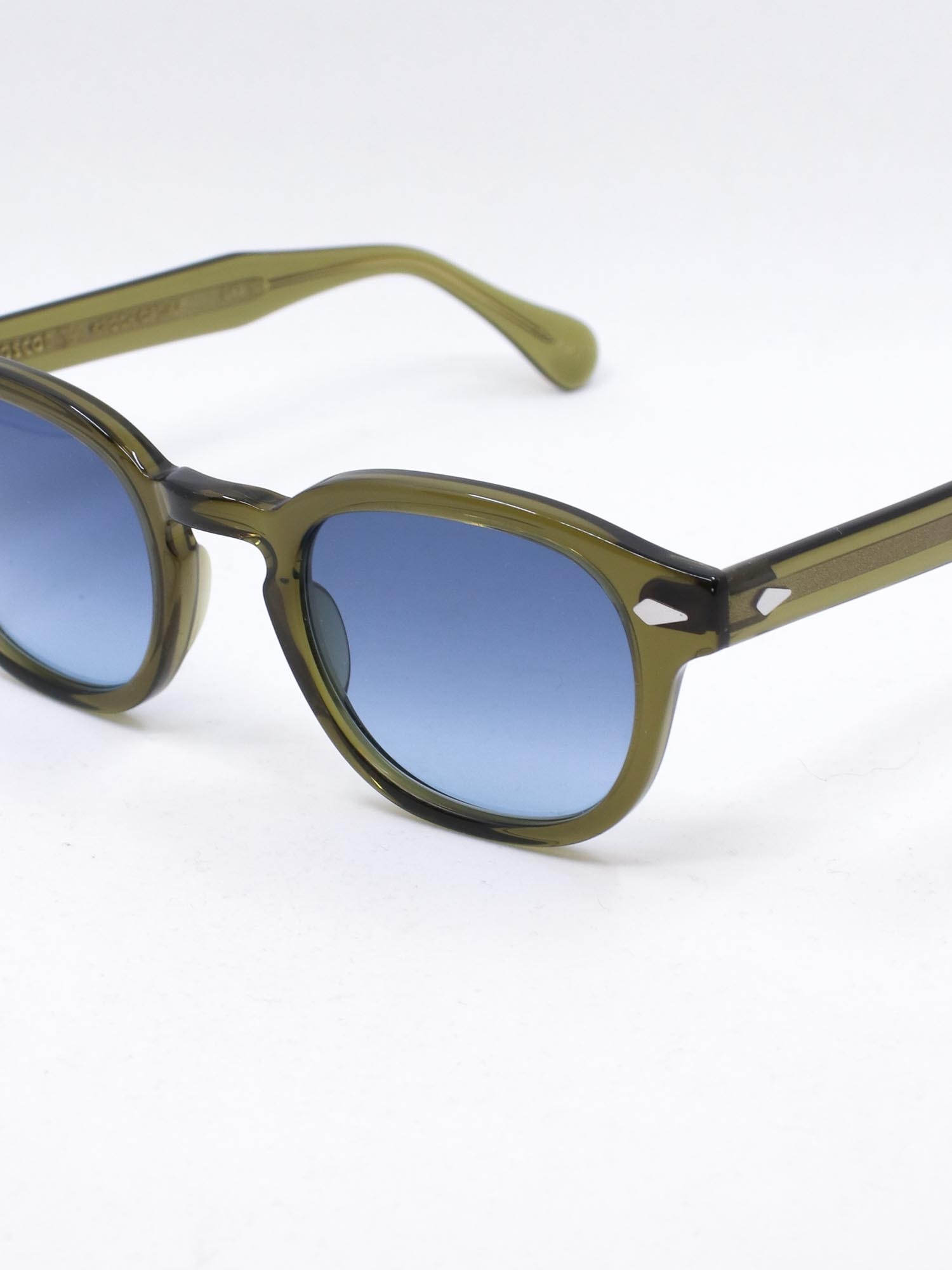 Rund solbrille med grønn ramme og blå graderte solbrilleglass