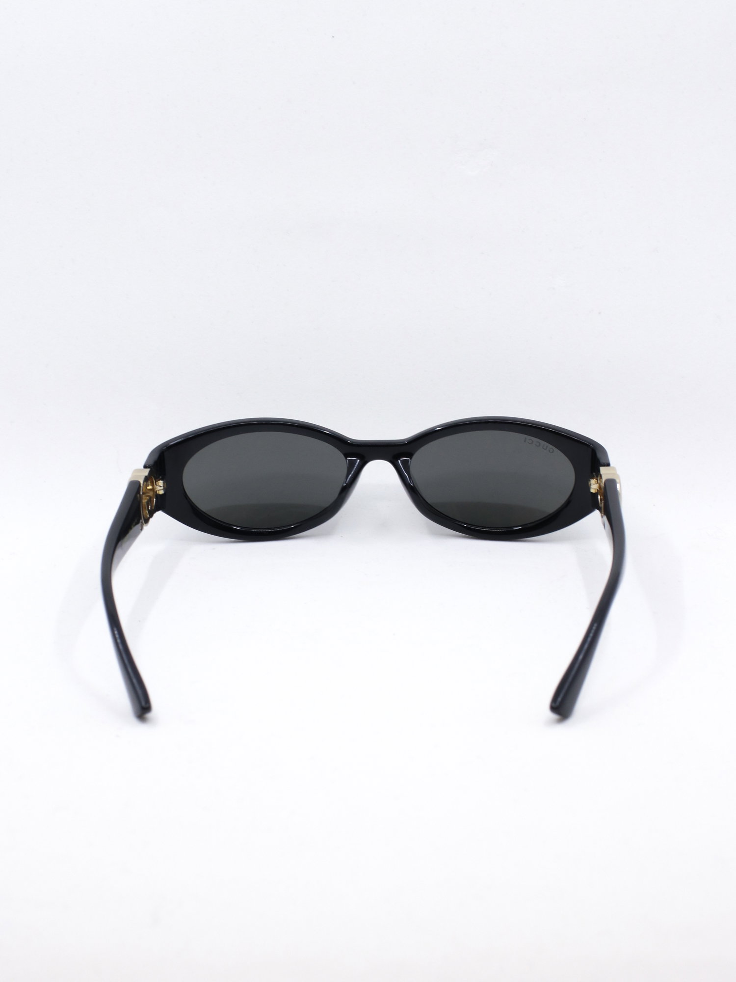 Solbrille i svart med grå solbrilleglass
