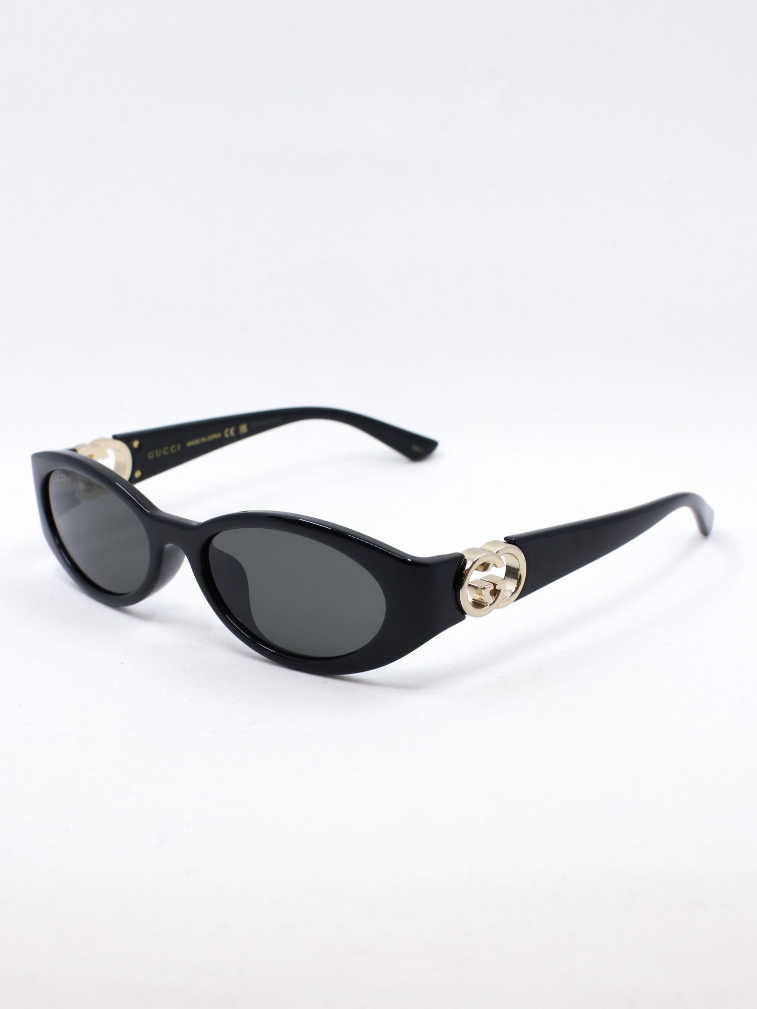 Solbrille i svart med grå solbrilleglass