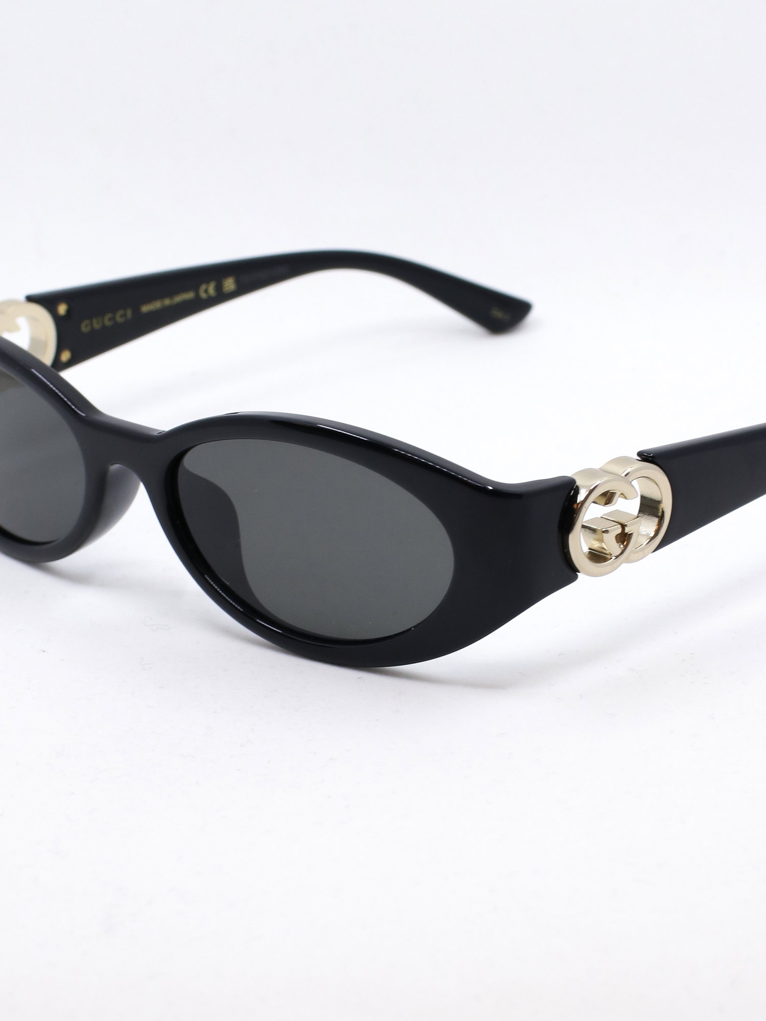 Solbrille i svart med grå solbrilleglass