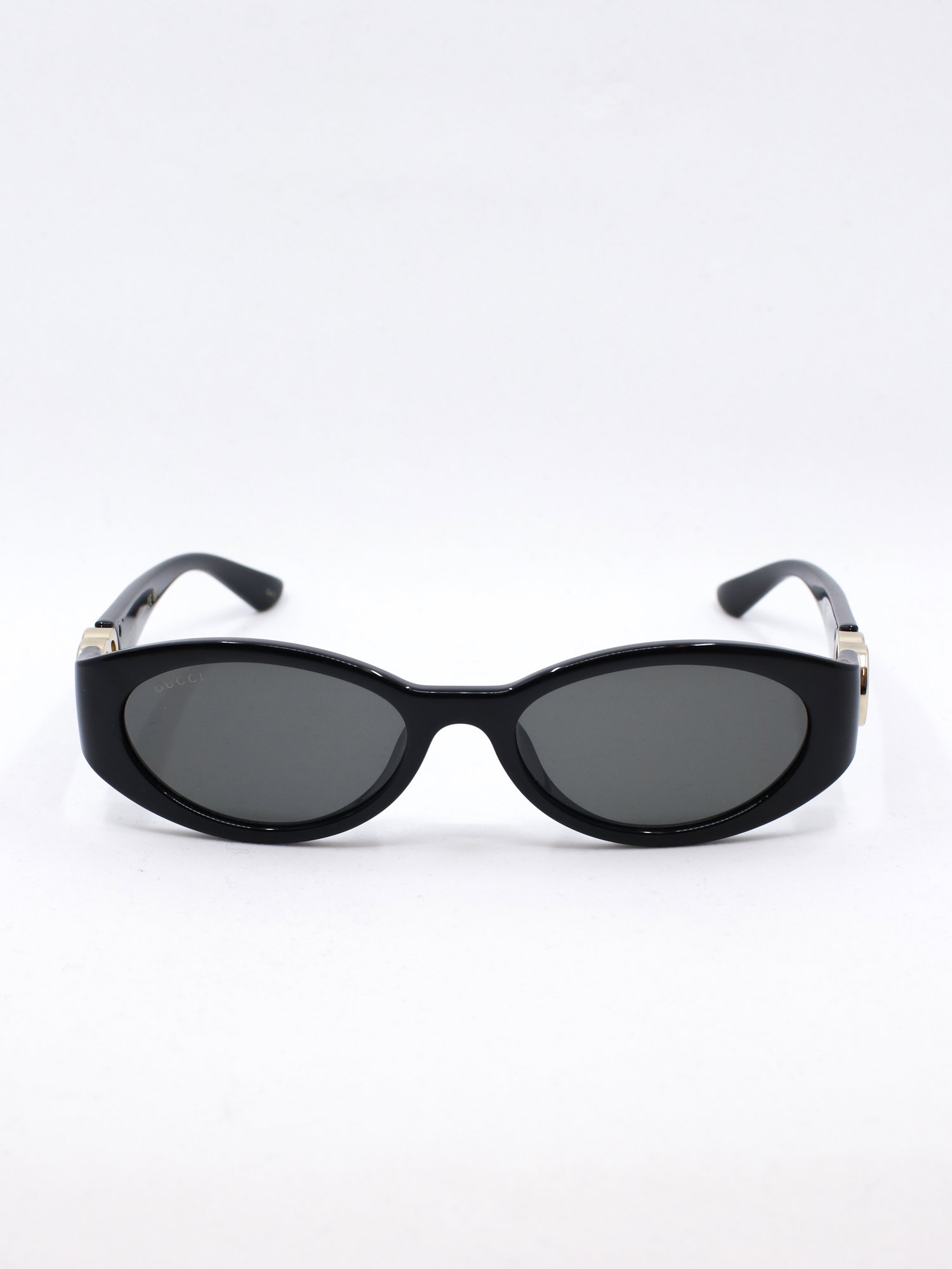 Solbrille i svart med grå solbrilleglass