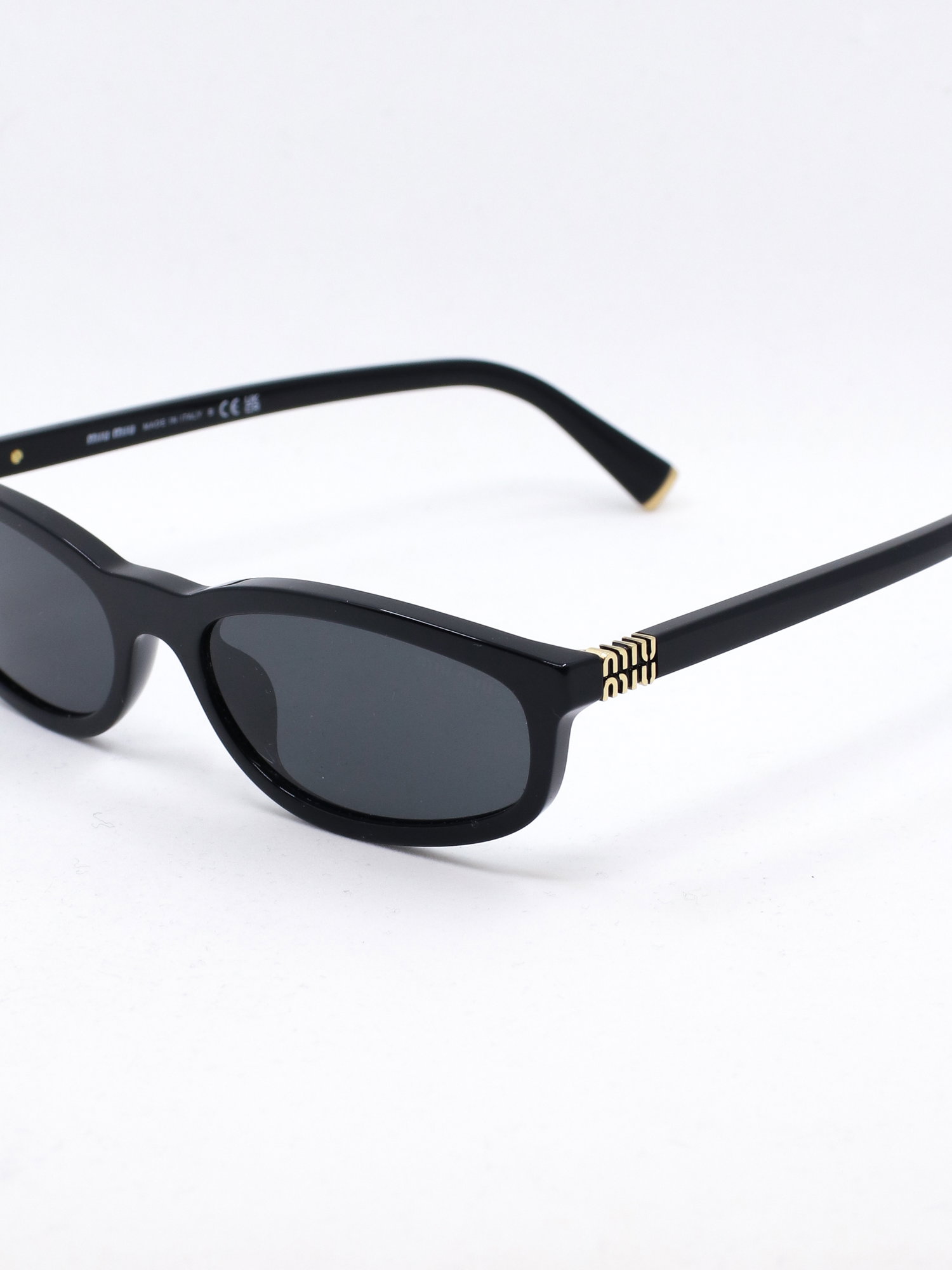 Smal solbrille i svart