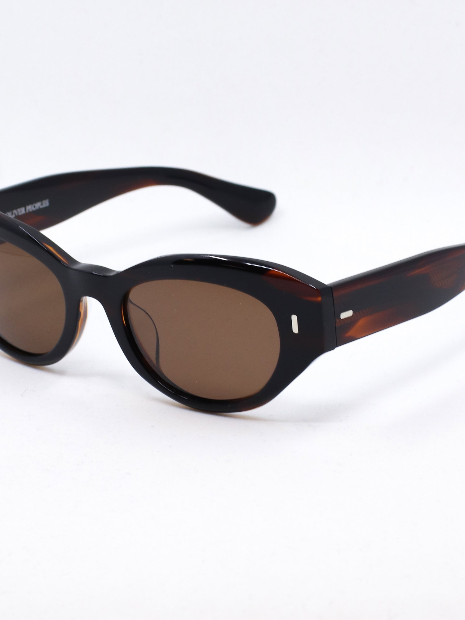 Brun solbrille med cateye fasong