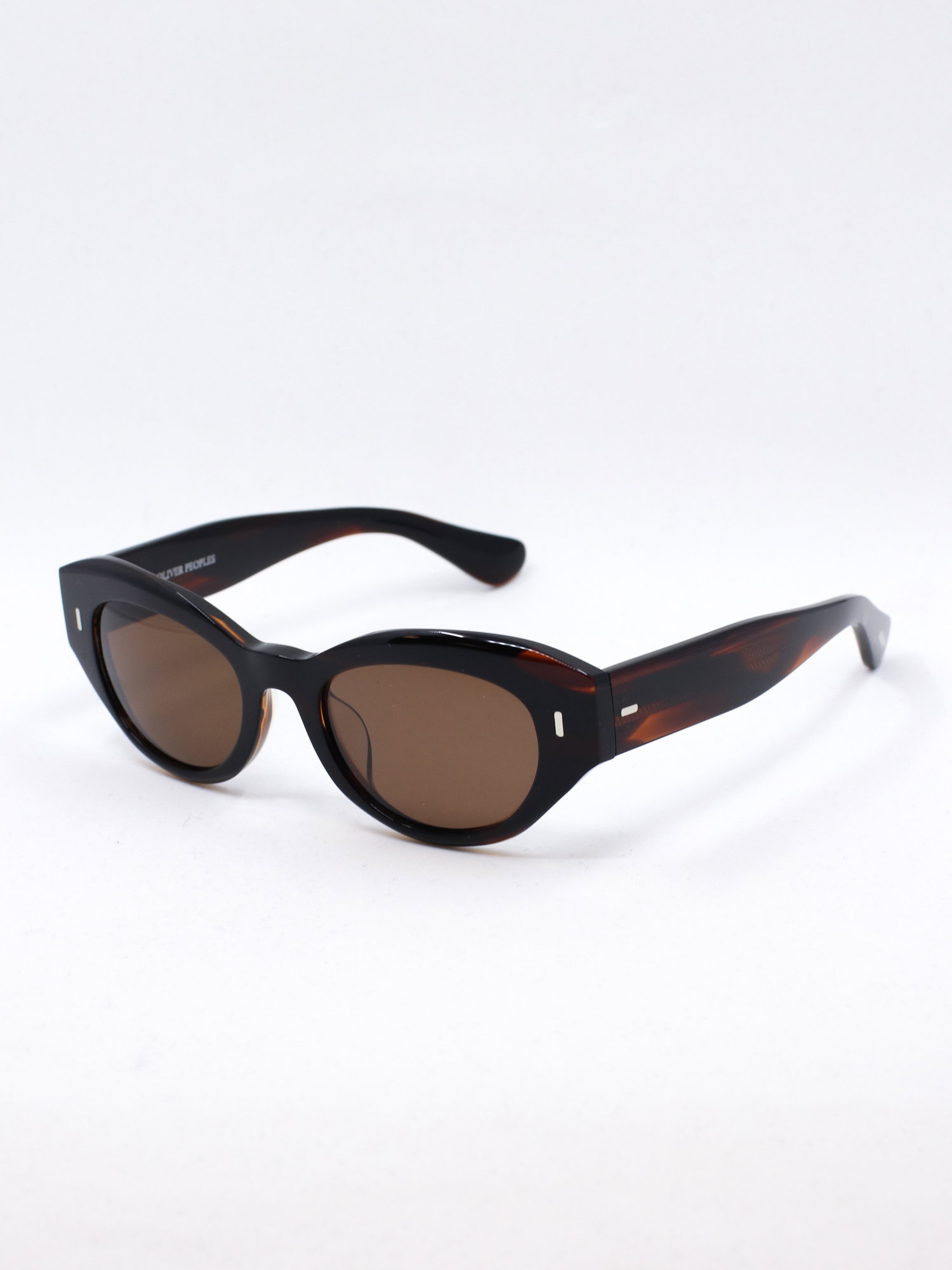 Brun solbrille med cateye fasong