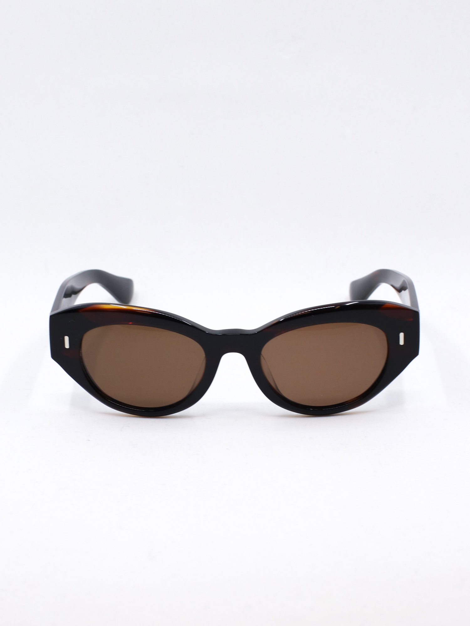 Brun solbrille med cateye fasong