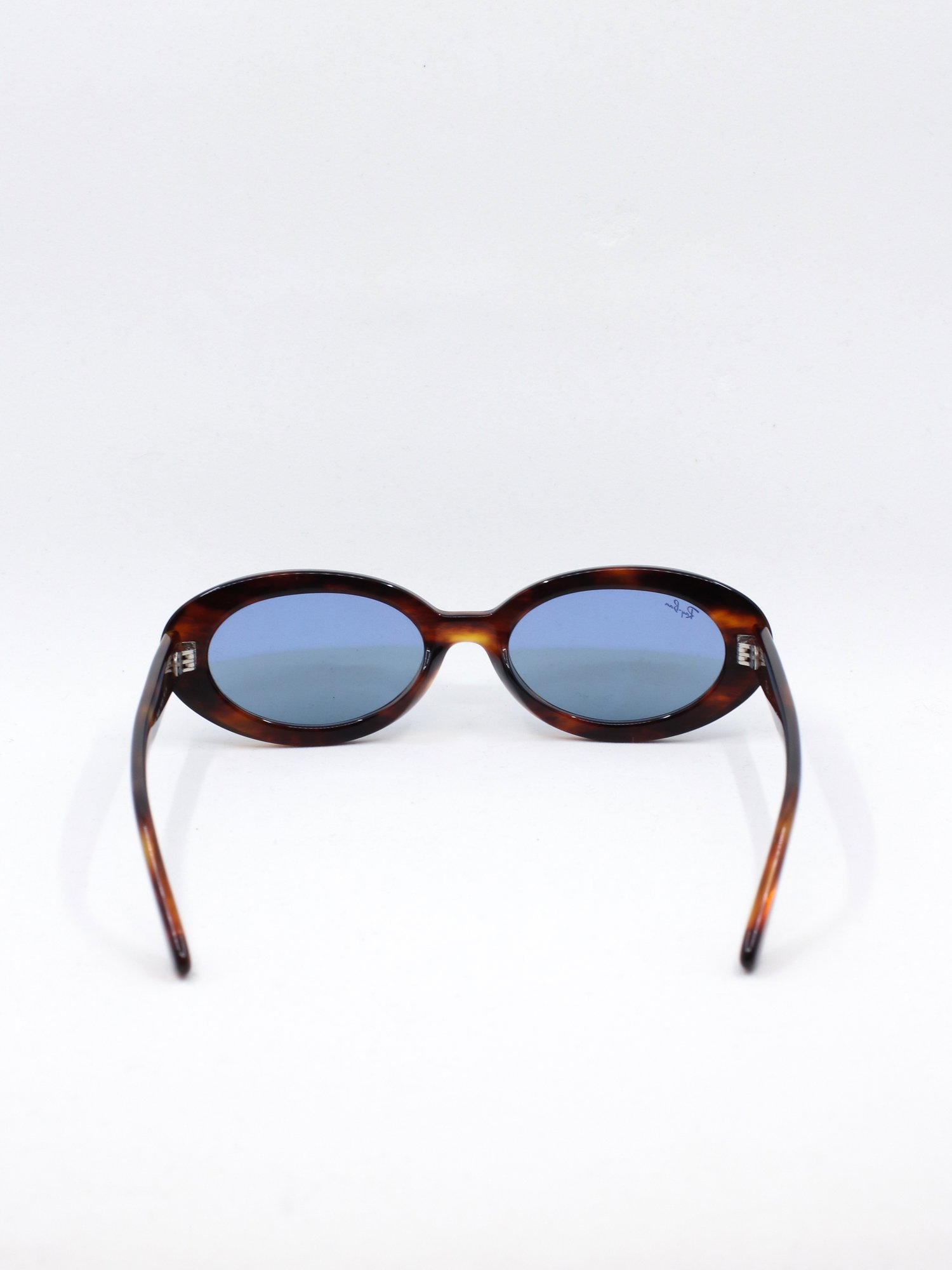 Oval solbrille med brun ramme og blå solbrilleglass