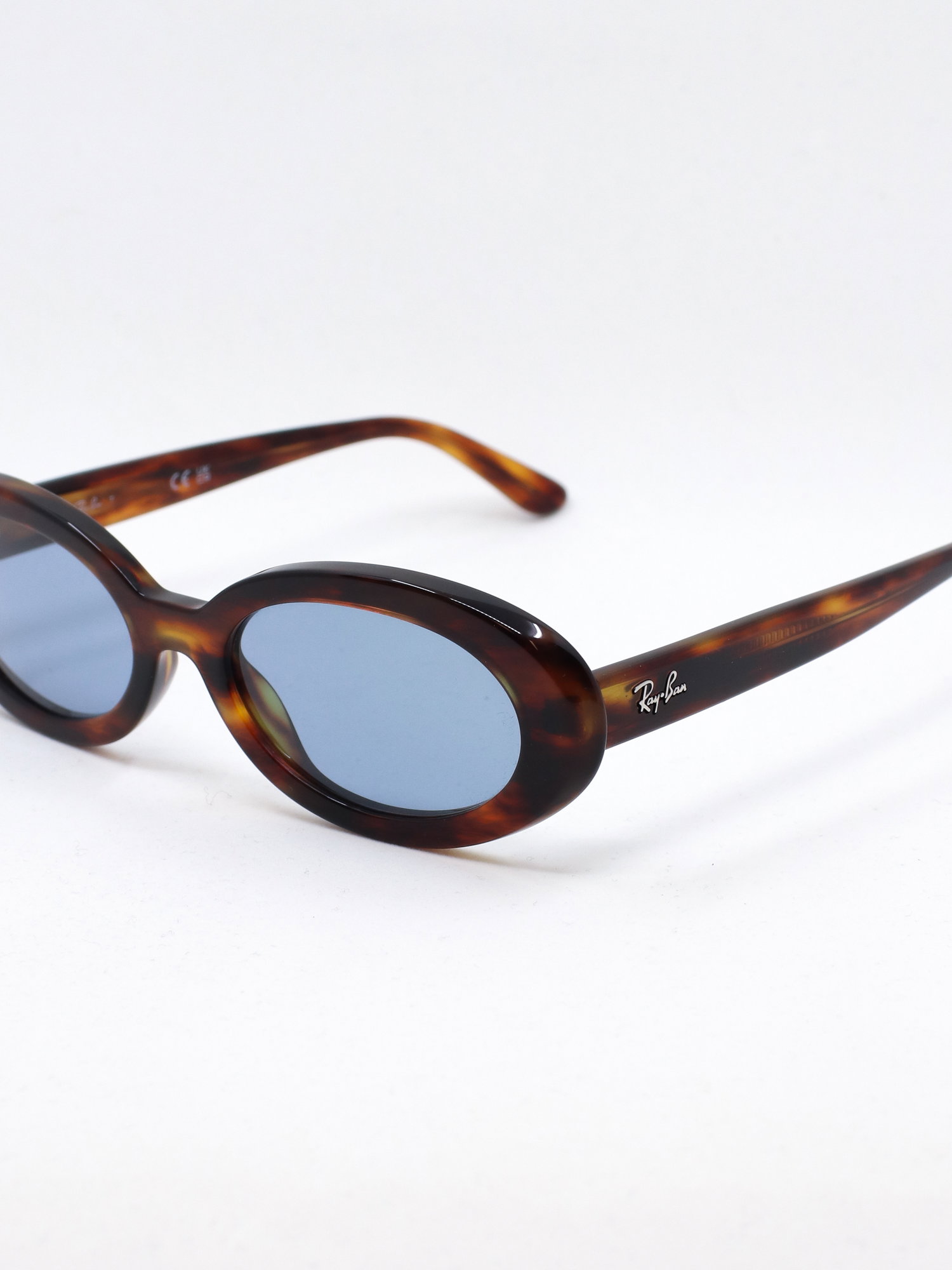 Oval solbrille med brun ramme og blå solbrilleglass