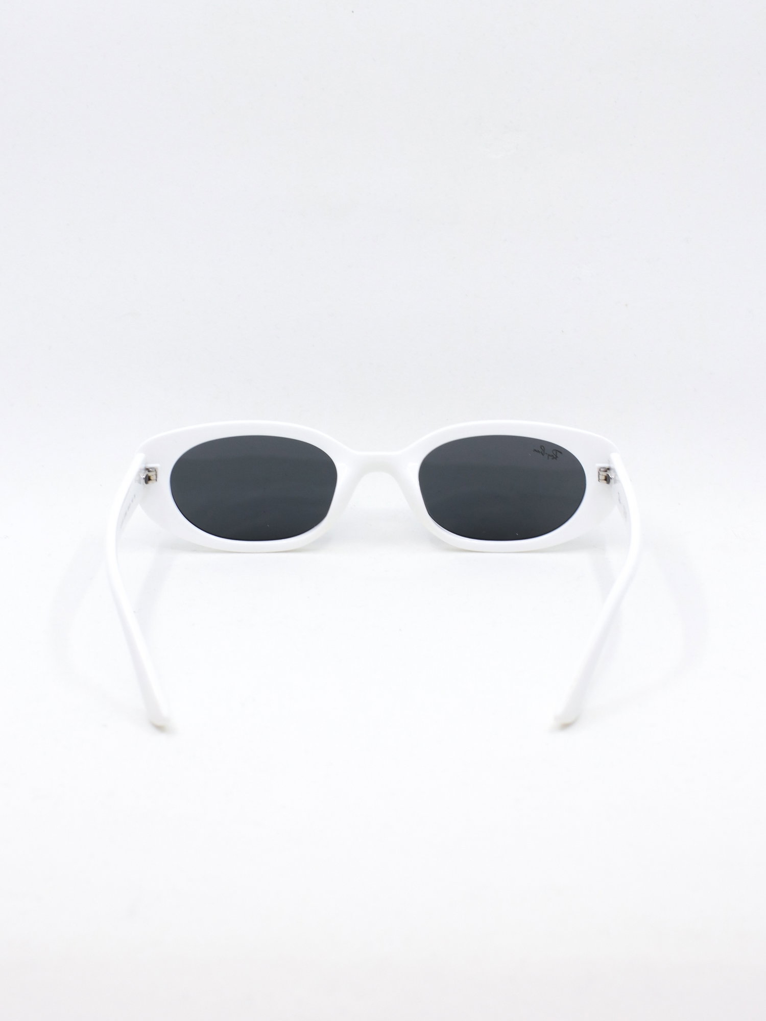 Hvit solbrille med oval fasong med grå solbrilleglass