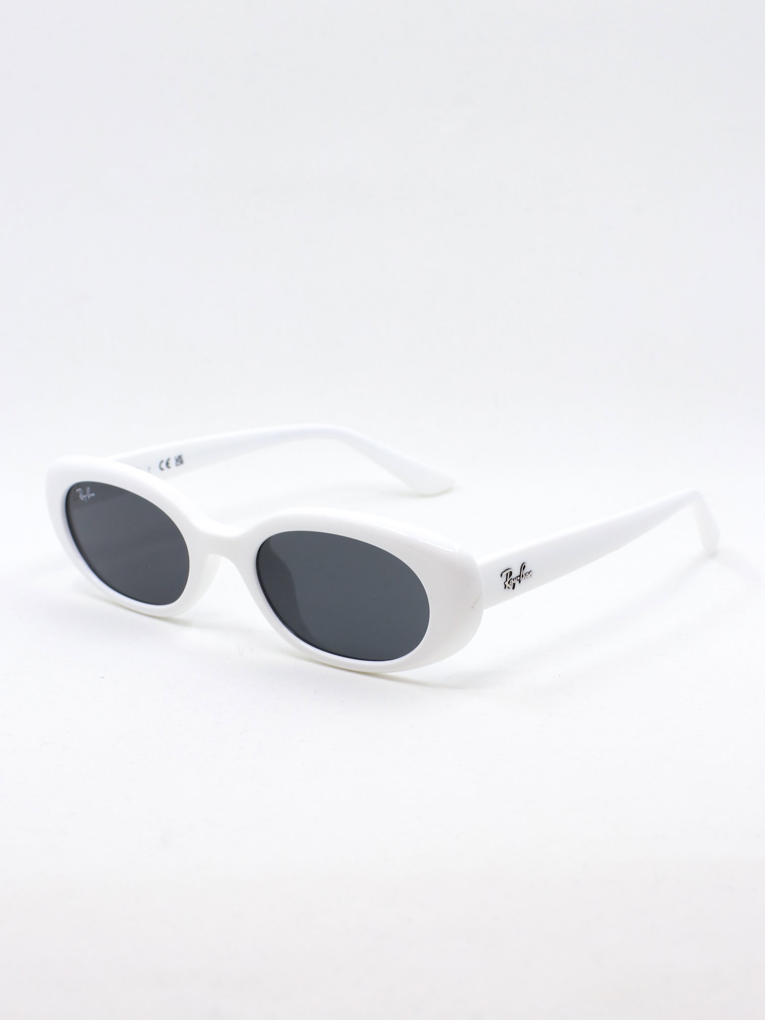 Hvit solbrille med oval fasong med grå solbrilleglass