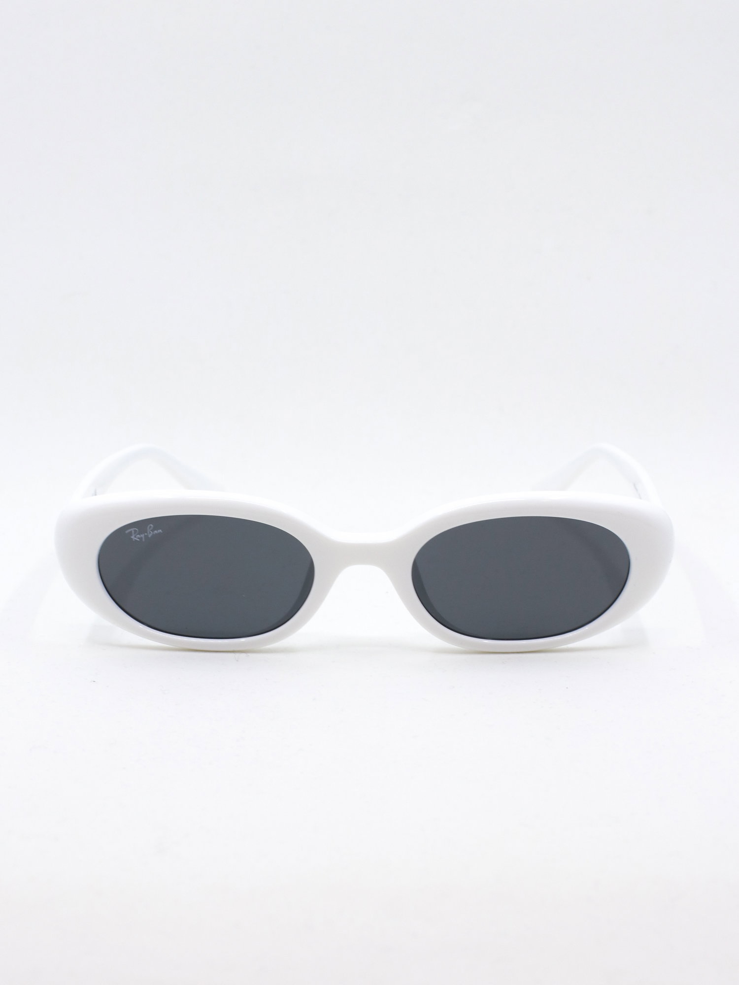 Hvit solbrille med oval fasong med grå solbrilleglass