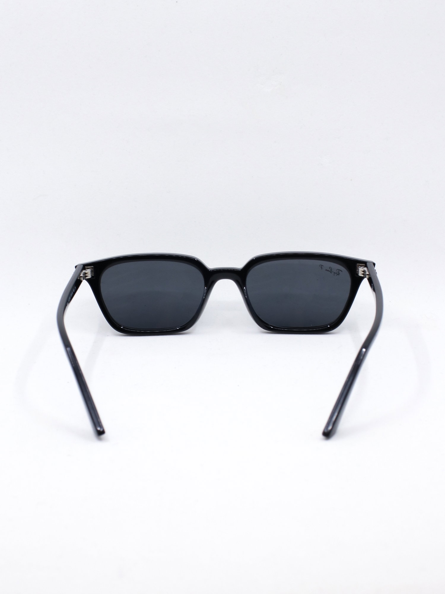 Svart solbrille med klassisk design