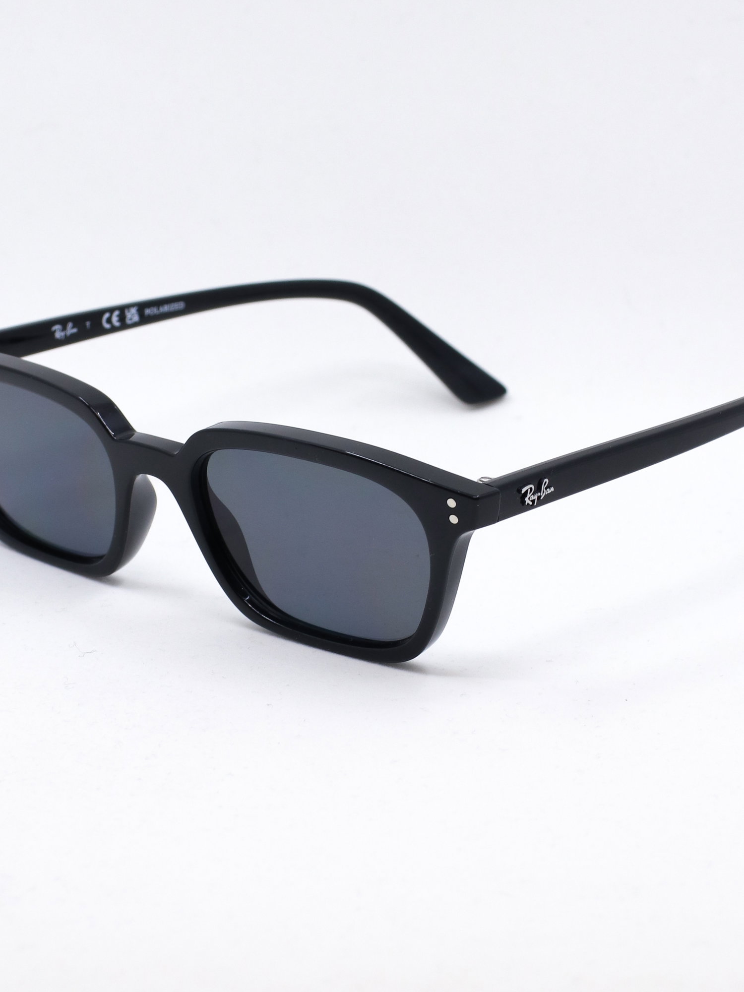 Svart solbrille med klassisk design
