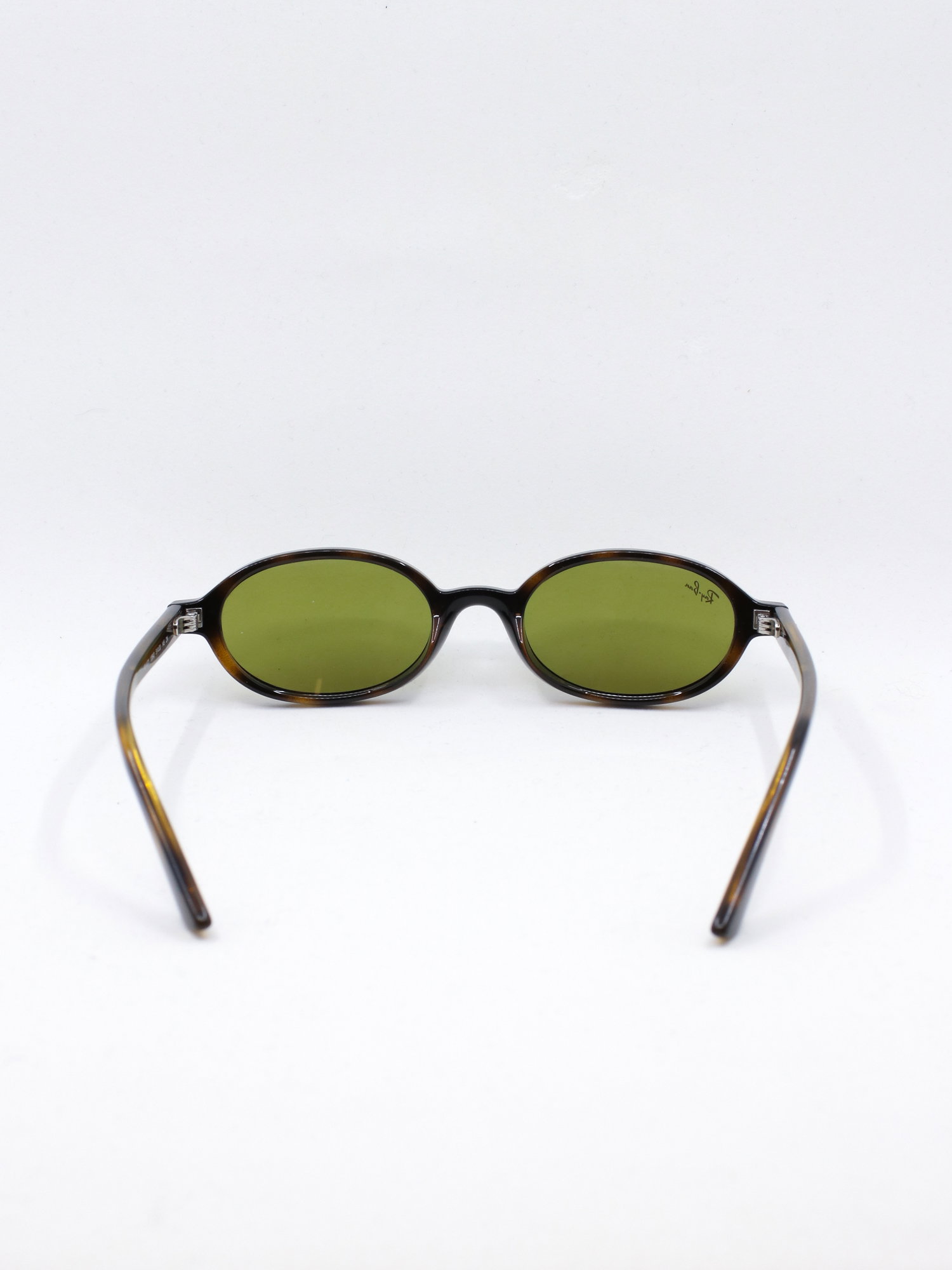 Solbrille med brun ramme, grønne glass og oval fasong