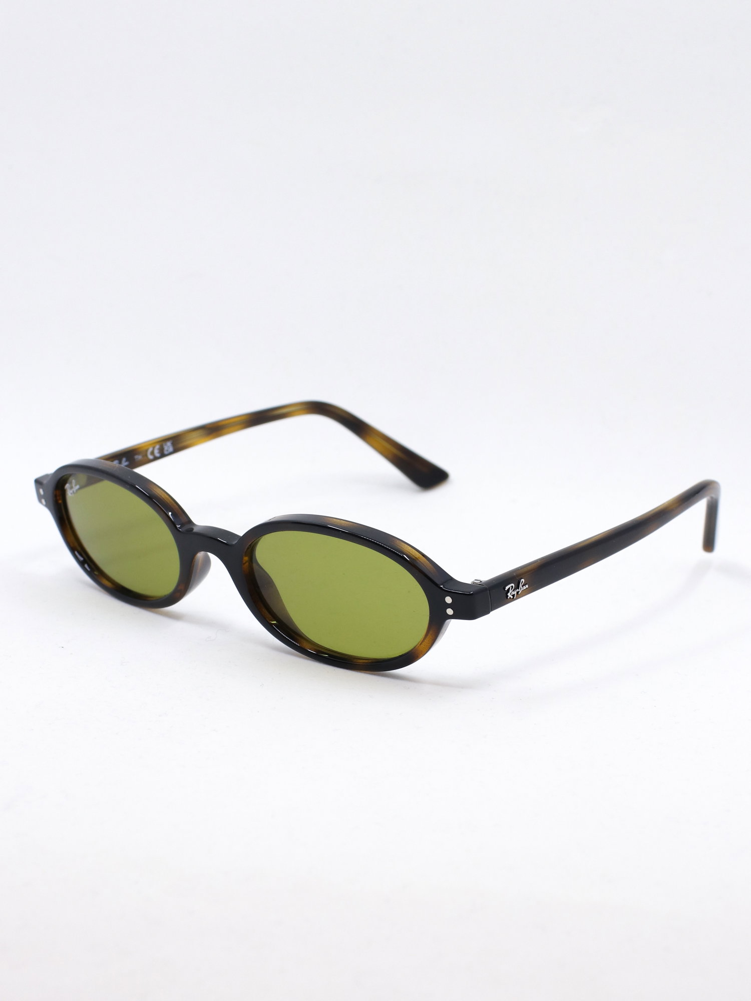 Solbrille med brun ramme, grønne glass og oval fasong