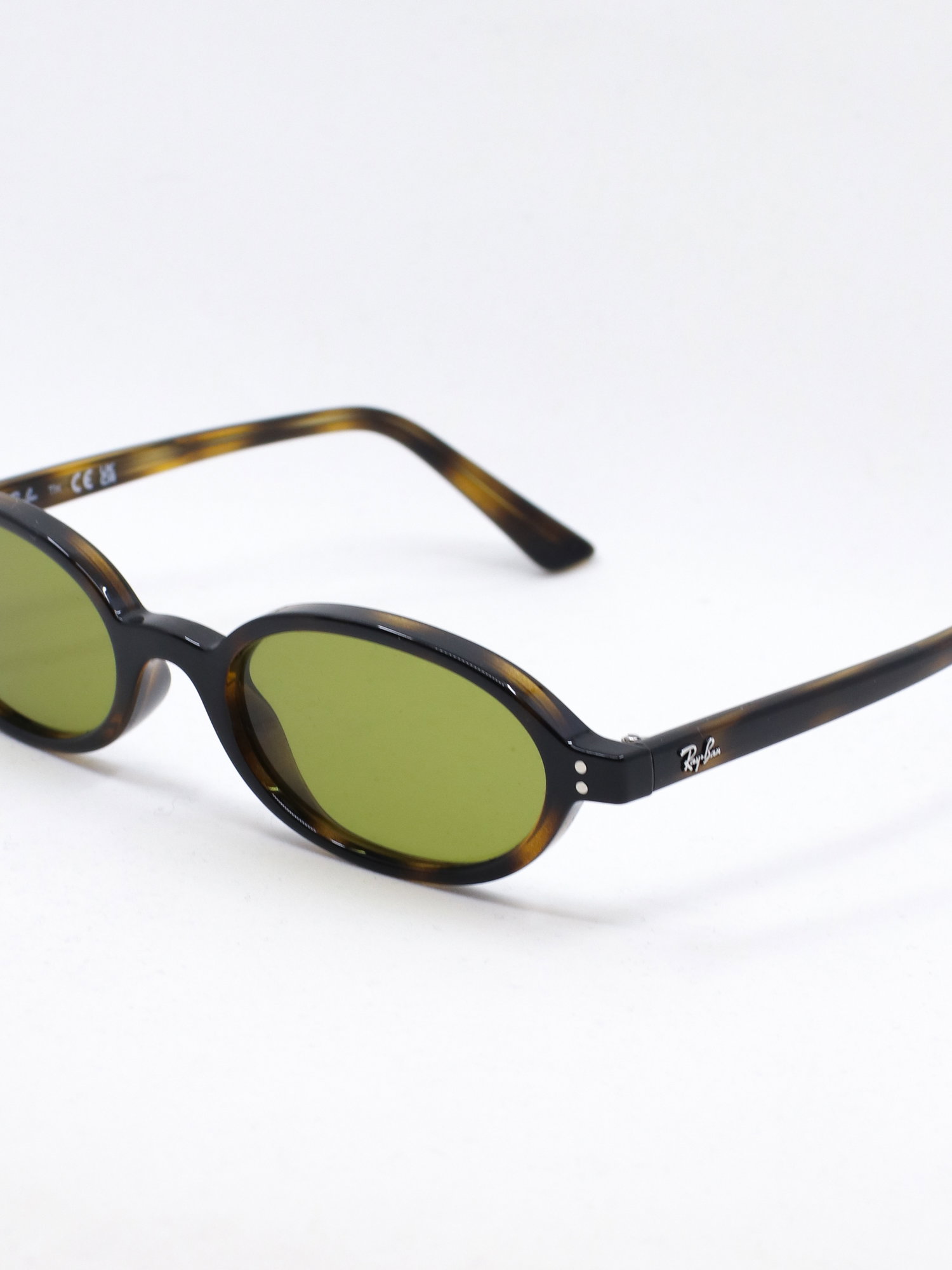 Solbrille med brun ramme, grønne glass og oval fasong